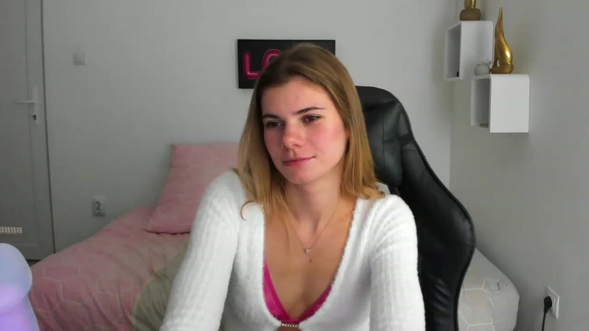 Gallery image thumbnail from RileyReid_18's myfreecams stream on, 12/04/2022, 15:20 image 8 of 20