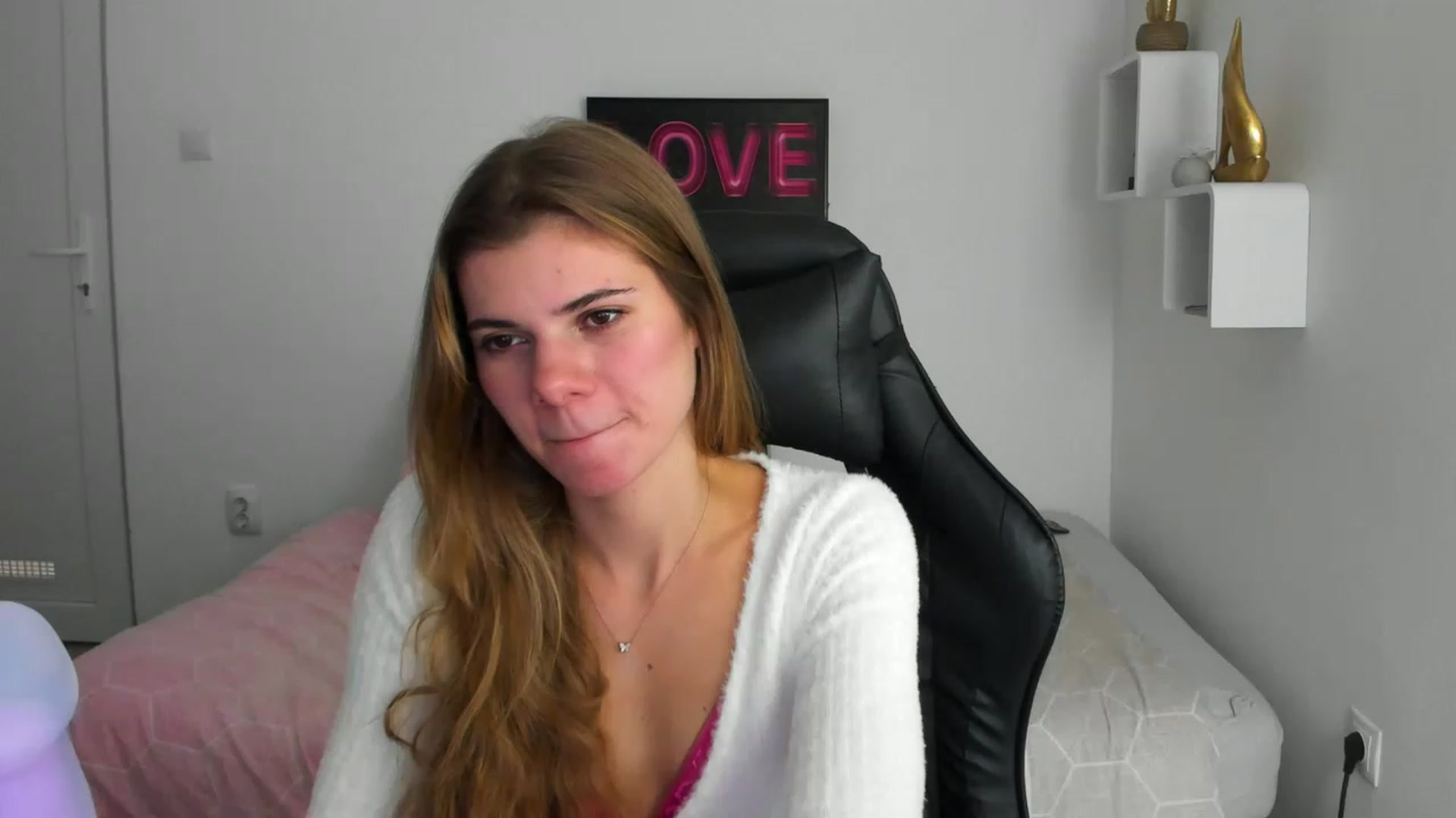 Gallery image thumbnail from RileyReid_18's myfreecams stream on, 12/04/2022, 15:20 image 3 of 20