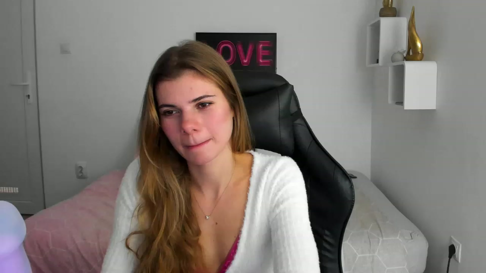 Gallery image thumbnail from RileyReid_18's myfreecams stream on, 12/04/2022, 15:20 image 4 of 20