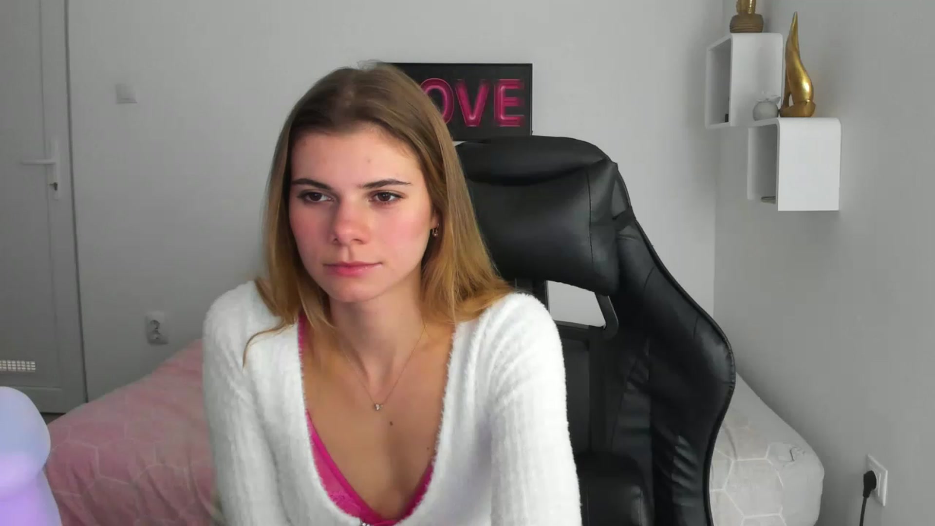 Gallery image thumbnail from RileyReid_18's myfreecams stream on, 12/04/2022, 15:20 image 7 of 20