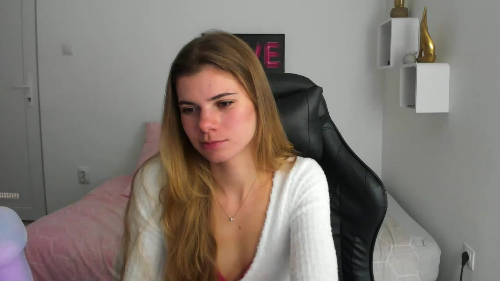 Gallery image thumbnail from RileyReid_18's myfreecams stream on, 12/04/2022, 15:20 image 14 of 20