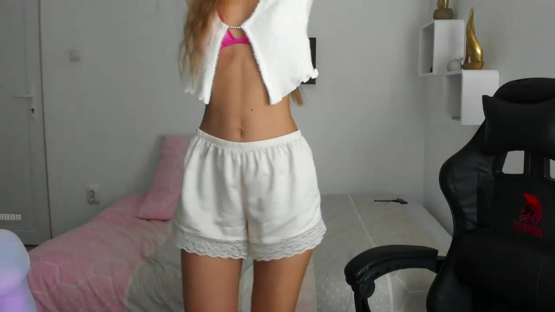 Gallery image thumbnail from RileyReid_18's myfreecams stream on, 12/04/2022, 15:20 image 15 of 20