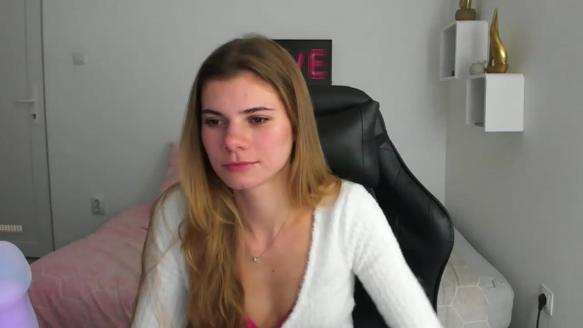 Gallery image thumbnail from RileyReid_18's myfreecams stream on, 12/04/2022, 15:20 image 12 of 20
