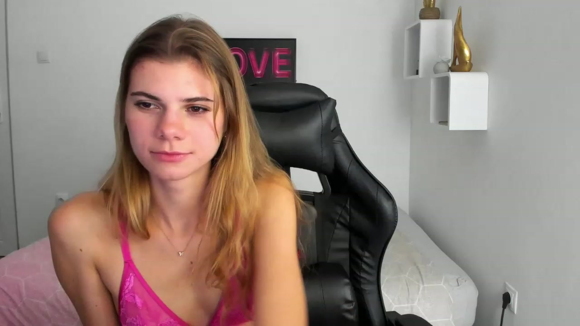 Gallery image thumbnail from RileyReid_18's myfreecams stream on, 12/04/2022, 16:40 image 16 of 20