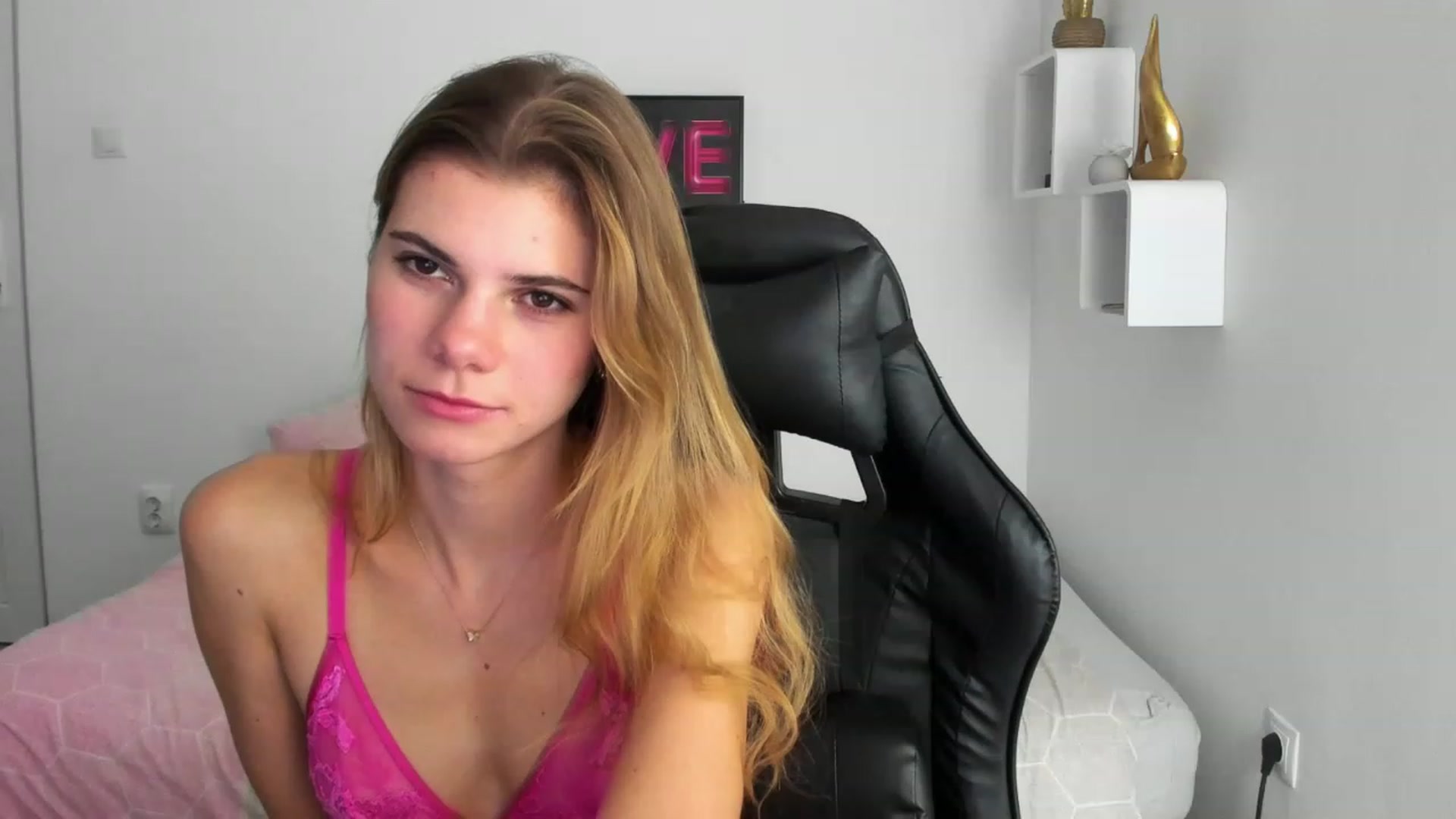 Gallery image thumbnail from RileyReid_18's myfreecams stream on, 12/04/2022, 16:40 image 5 of 20
