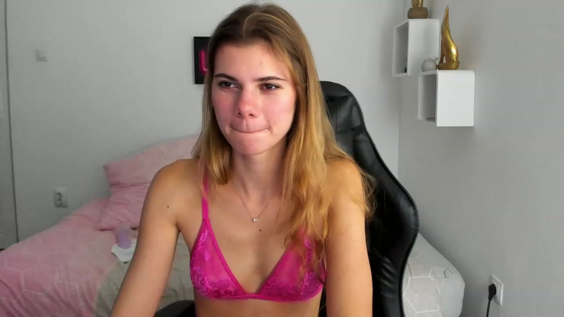 Gallery image thumbnail from RileyReid_18's myfreecams stream on, 12/04/2022, 16:40 image 14 of 20