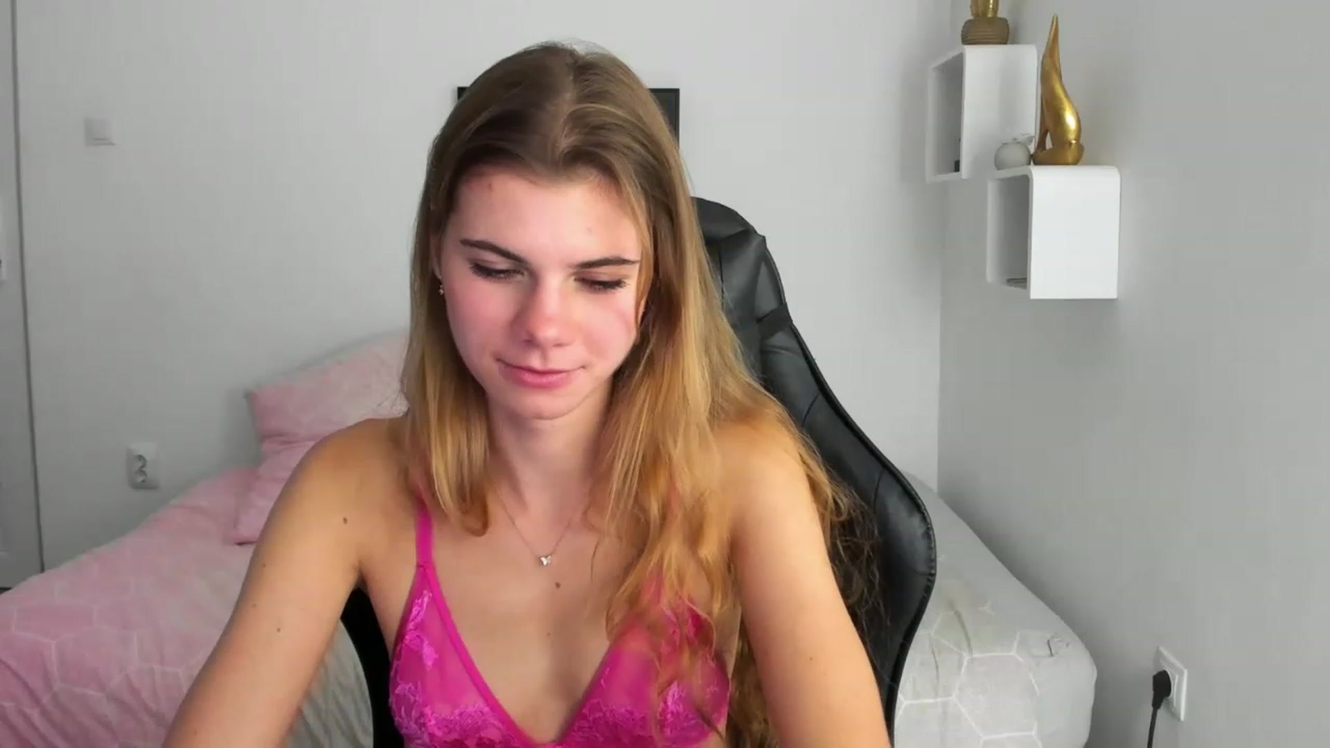 Gallery image thumbnail from RileyReid_18's myfreecams stream on, 12/04/2022, 16:40 image 17 of 20