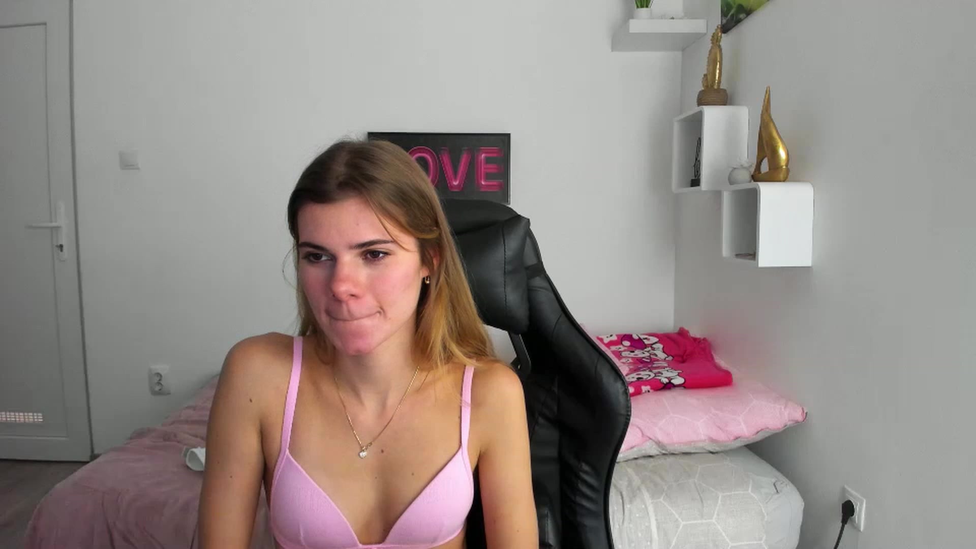 Gallery image thumbnail from RileyReid_18's myfreecams stream on, 12/05/2022, 19:33 image 14 of 20
