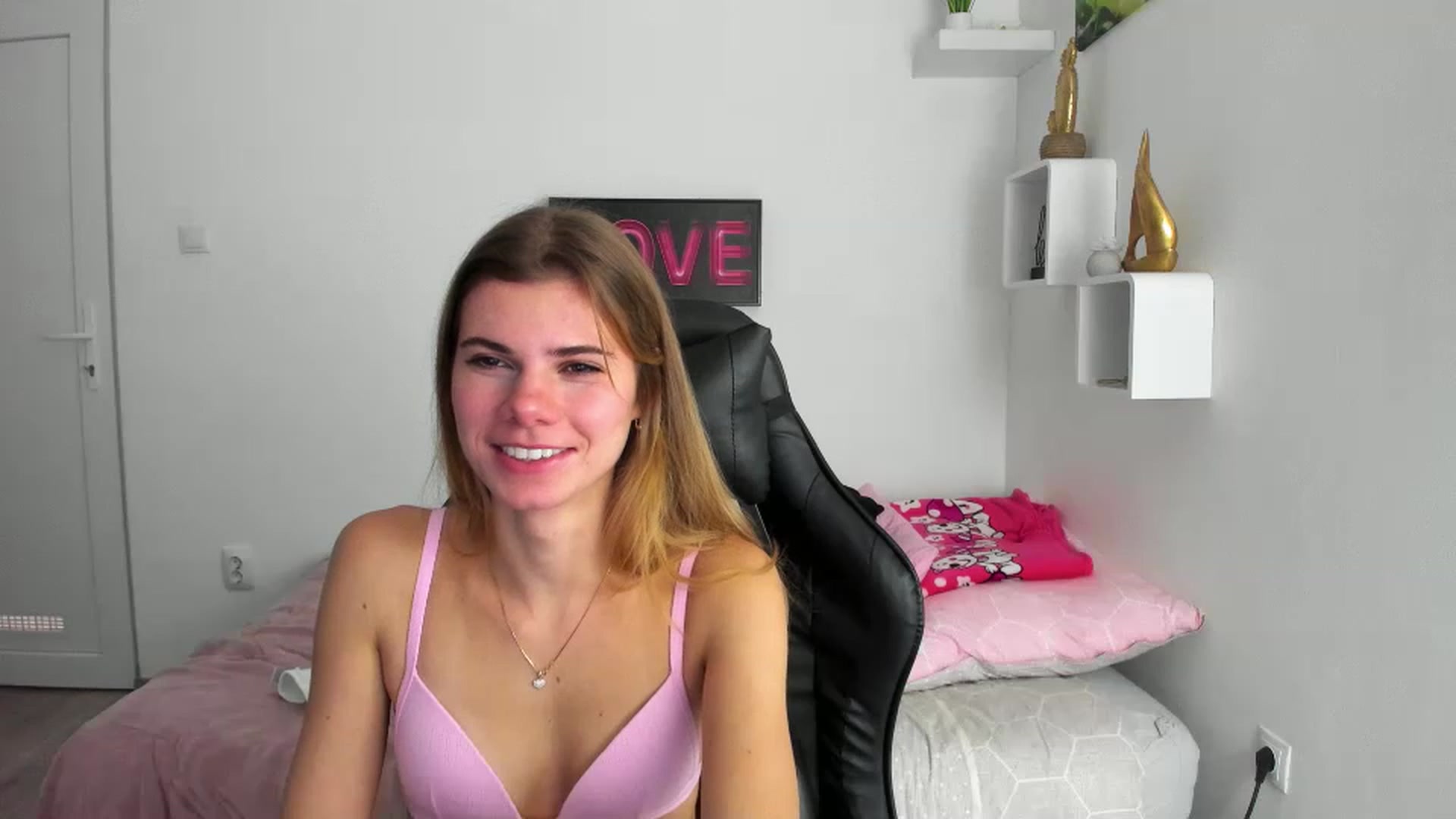 Gallery image thumbnail from RileyReid_18's myfreecams stream on, 12/05/2022, 19:33 image 16 of 20