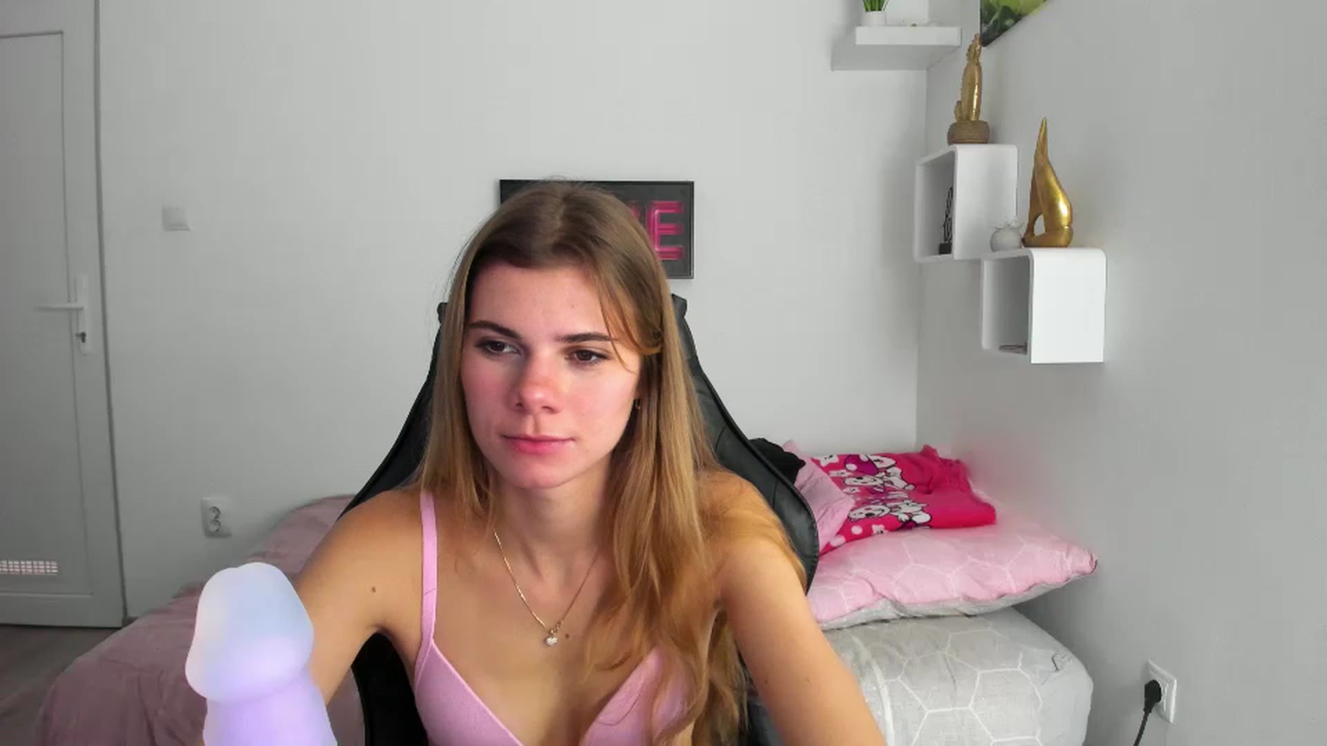 Gallery image thumbnail from RileyReid_18's myfreecams stream on, 12/05/2022, 19:33 image 19 of 20