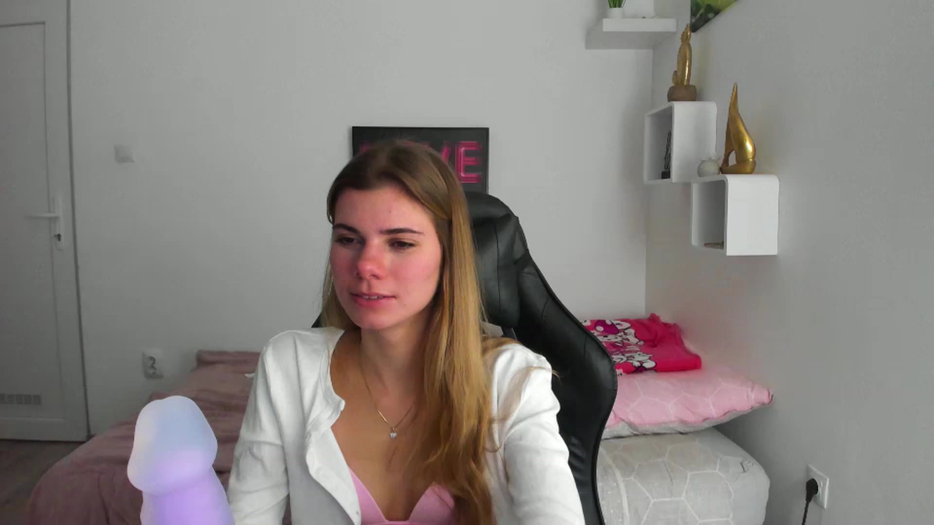 Gallery image thumbnail from RileyReid_18's myfreecams stream on, 12/05/2022, 20:12 image 13 of 20
