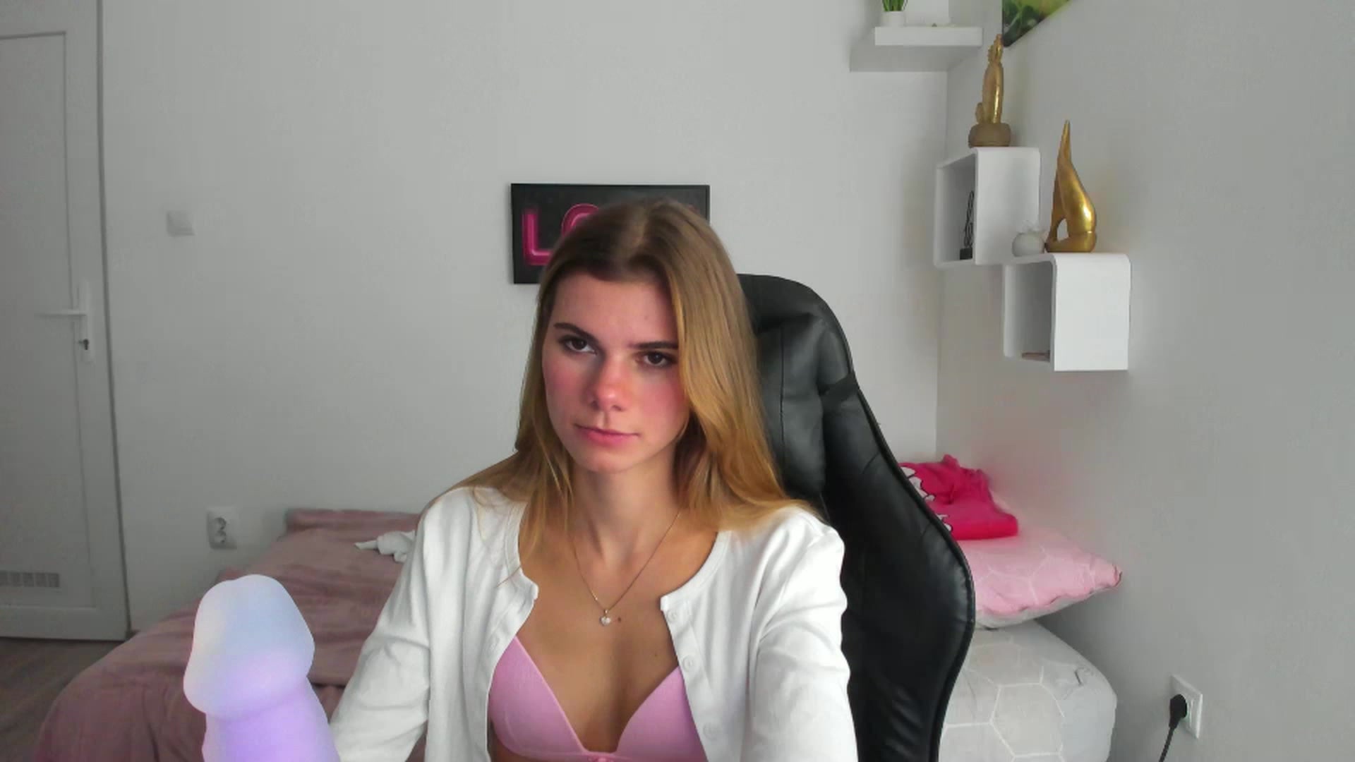 Gallery image thumbnail from RileyReid_18's myfreecams stream on, 12/05/2022, 20:12 image 7 of 20