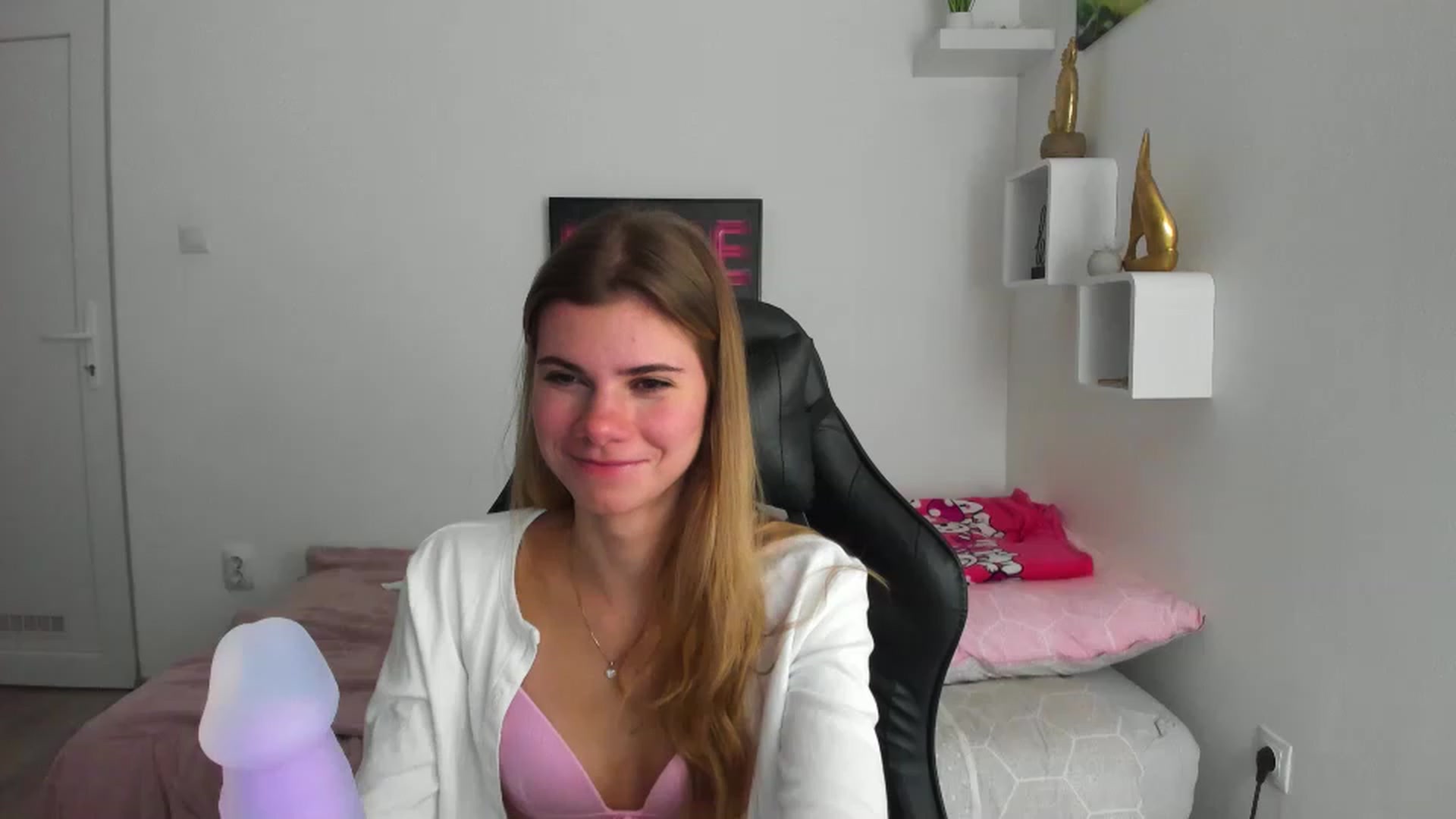 Gallery image thumbnail from RileyReid_18's myfreecams stream on, 12/05/2022, 20:12 image 12 of 20