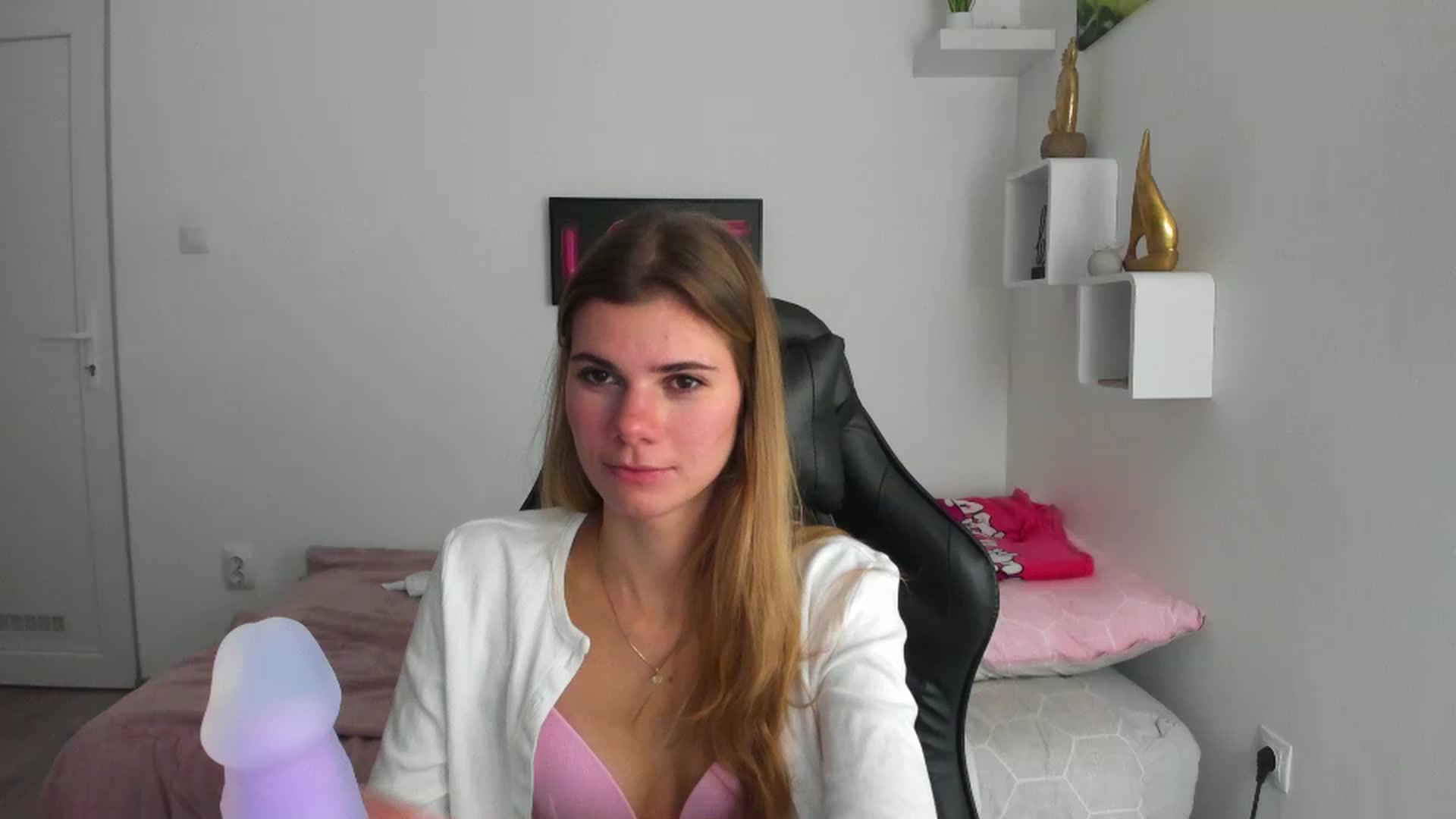 Gallery image thumbnail from RileyReid_18's myfreecams stream on, 12/05/2022, 20:12 image 14 of 20