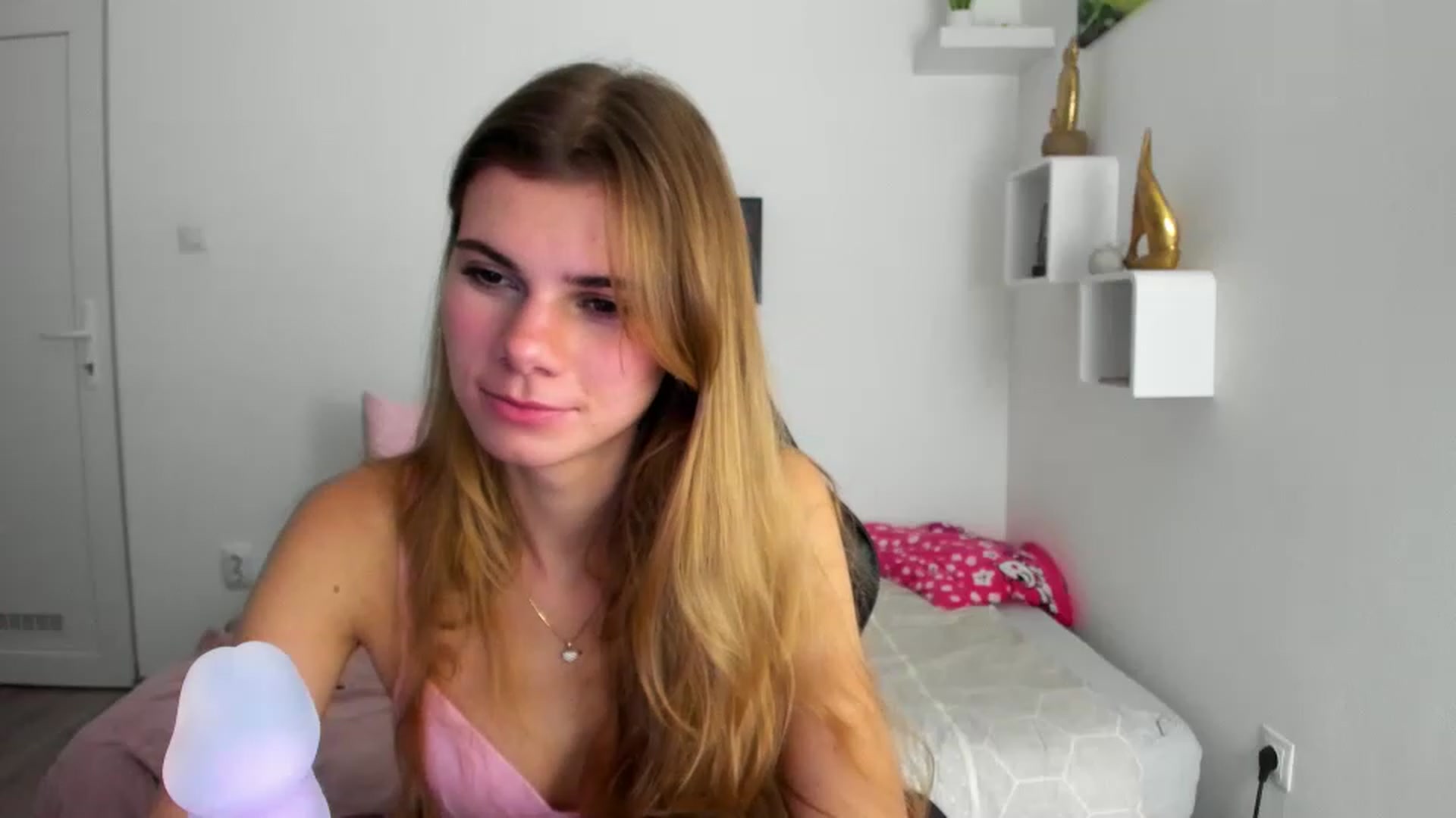 Gallery image thumbnail from RileyReid_18's myfreecams stream on, 12/05/2022, 21:12 image 17 of 20
