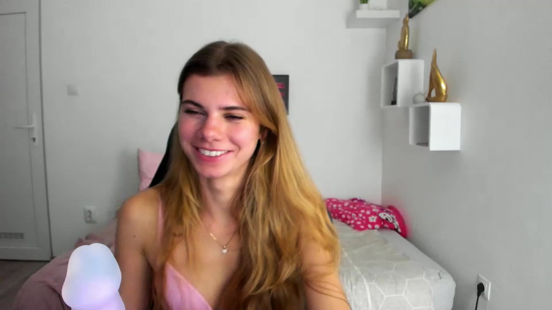 Gallery image thumbnail from RileyReid_18's myfreecams stream on, 12/05/2022, 21:12 image 15 of 20