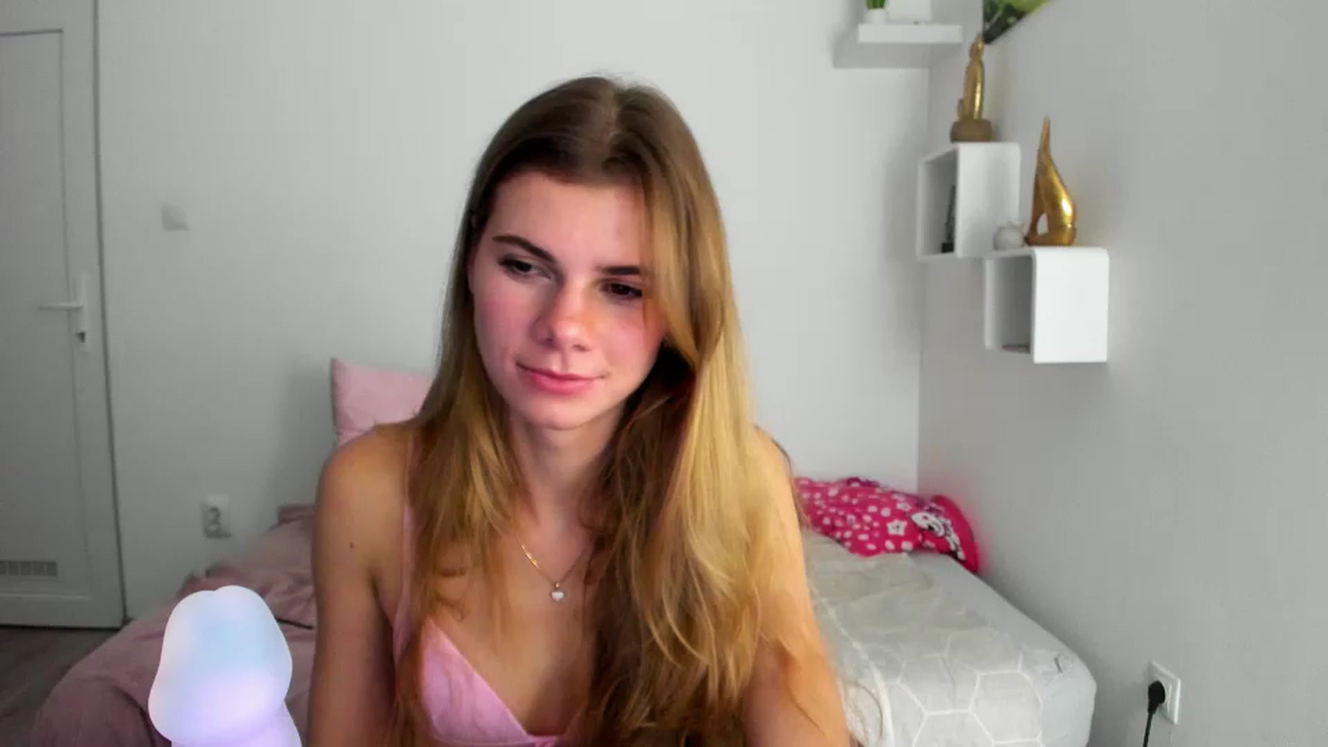 Gallery image thumbnail from RileyReid_18's myfreecams stream on, 12/05/2022, 21:12 image 18 of 20