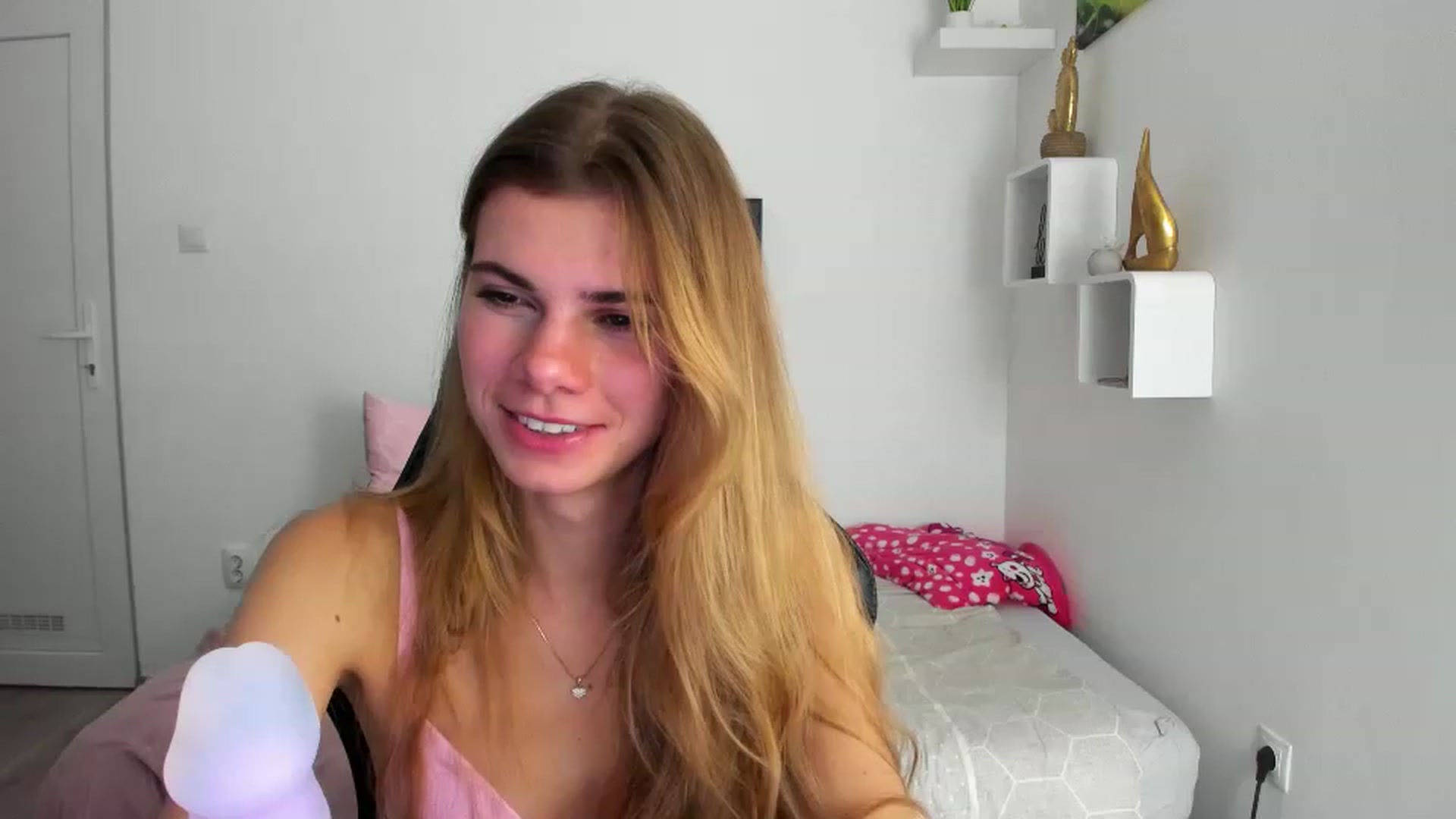 Gallery image thumbnail from RileyReid_18's myfreecams stream on, 12/05/2022, 21:12 image 13 of 20