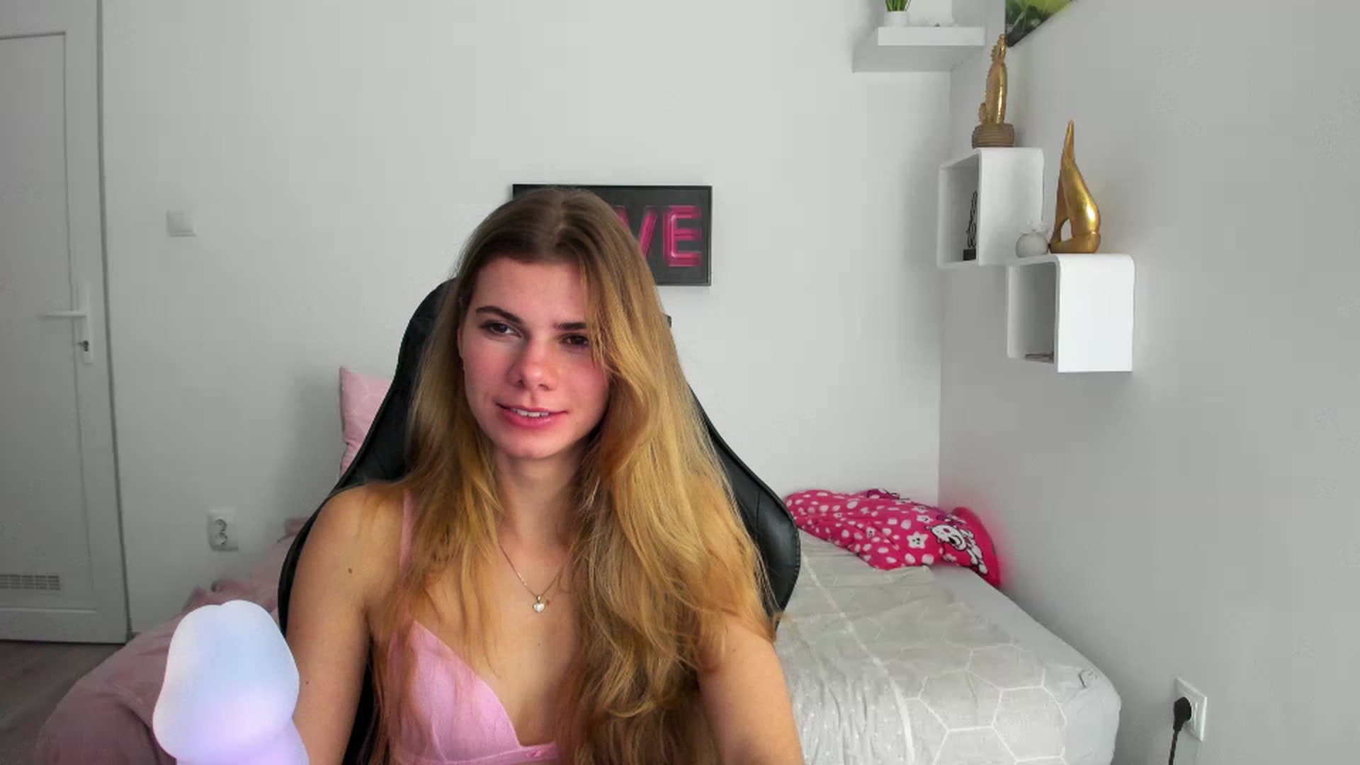 Gallery image thumbnail from RileyReid_18's myfreecams stream on, 12/05/2022, 21:12 image 11 of 20