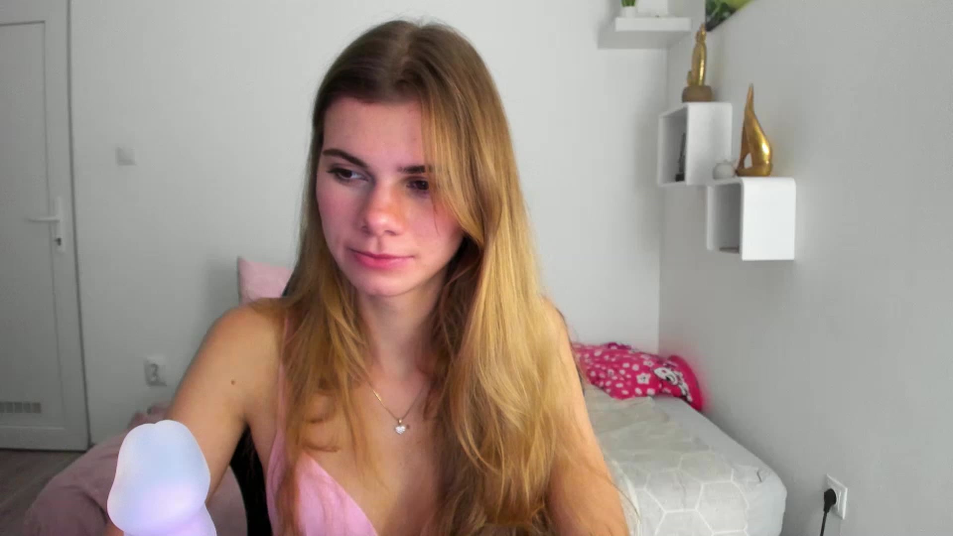 Gallery image thumbnail from RileyReid_18's myfreecams stream on, 12/05/2022, 21:12 image 19 of 20