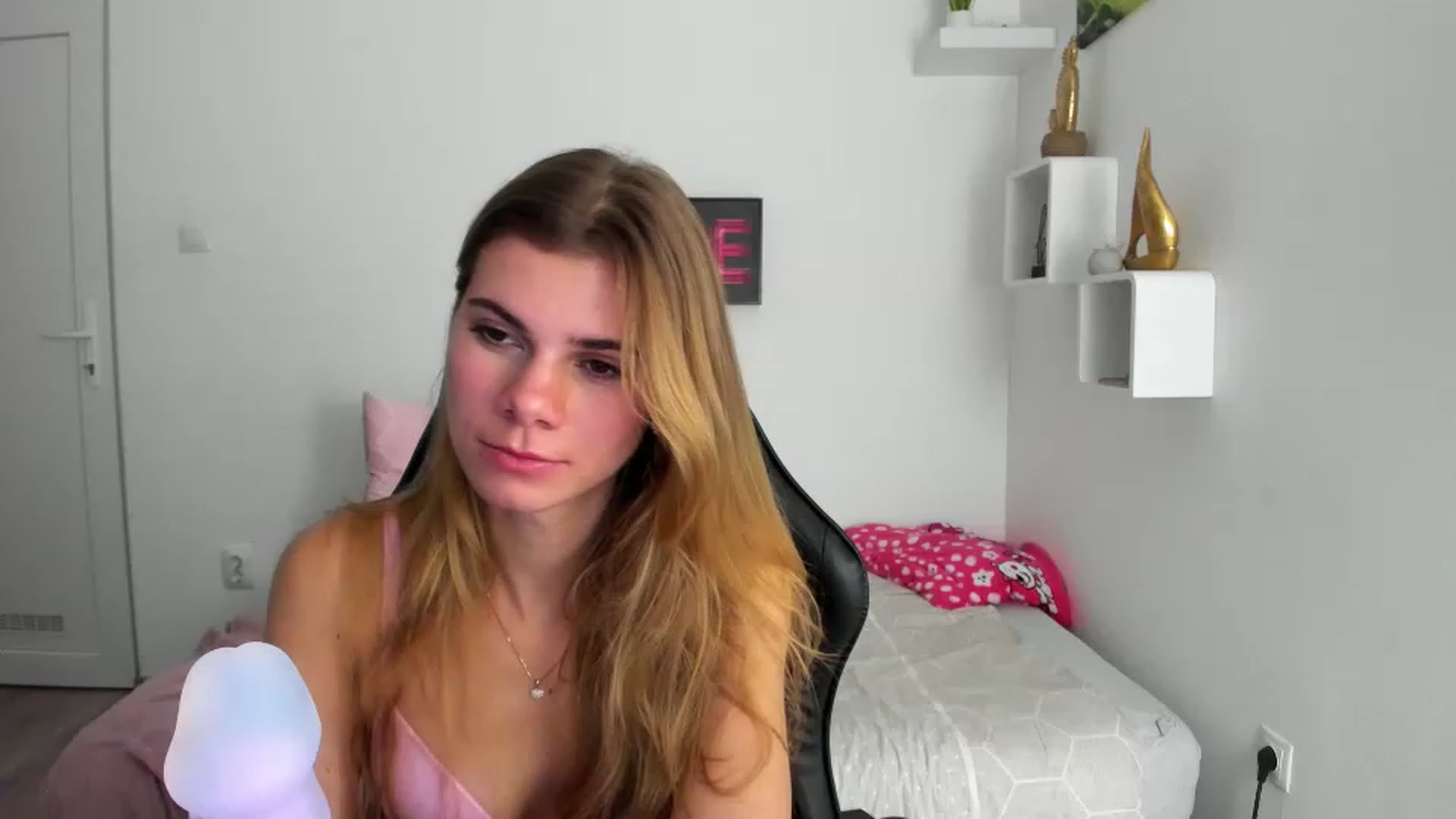Gallery image thumbnail from RileyReid_18's myfreecams stream on, 12/05/2022, 21:12 image 10 of 20
