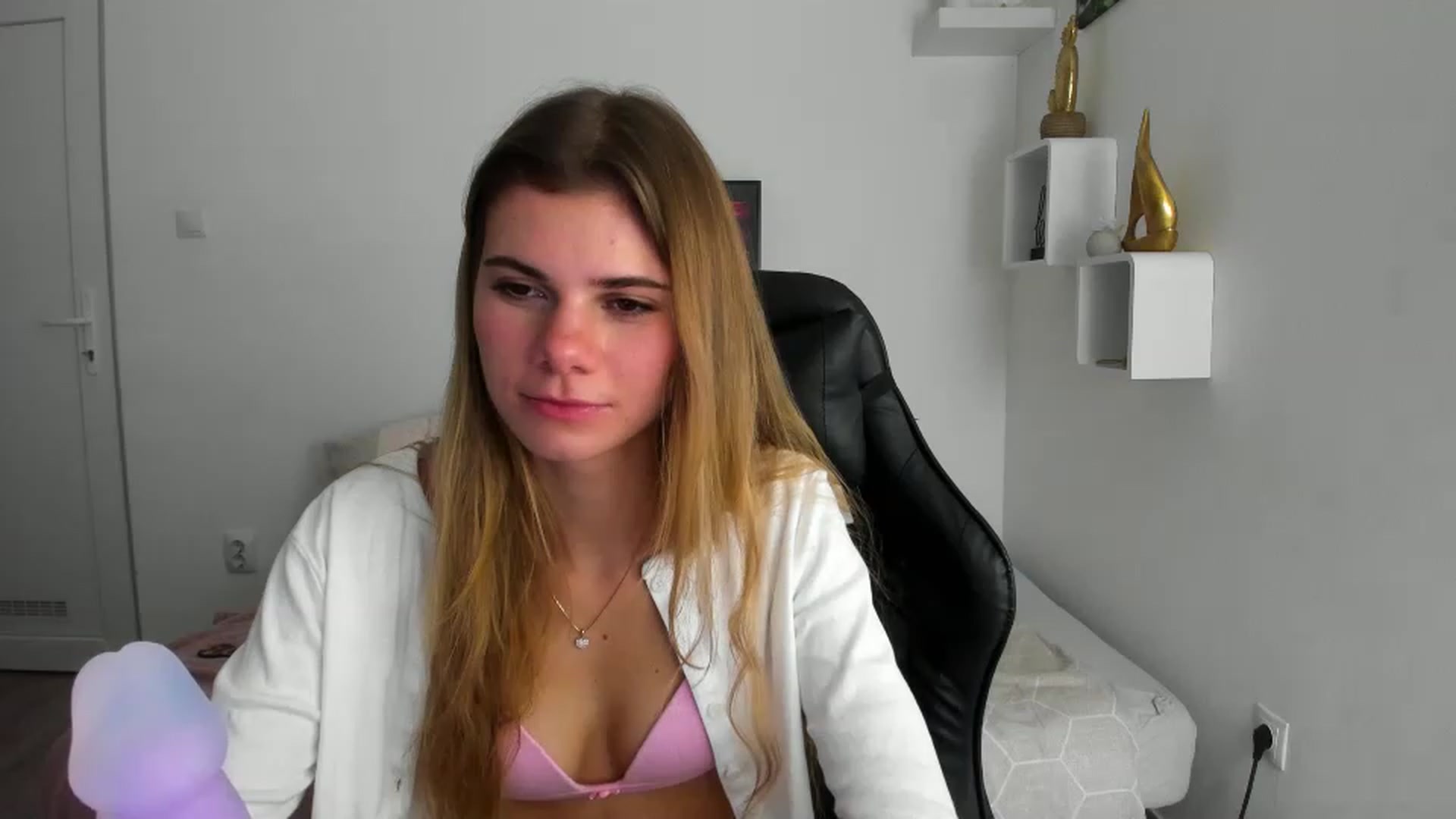 Gallery image thumbnail from RileyReid_18's myfreecams stream on, 12/05/2022, 22:51 image 13 of 20