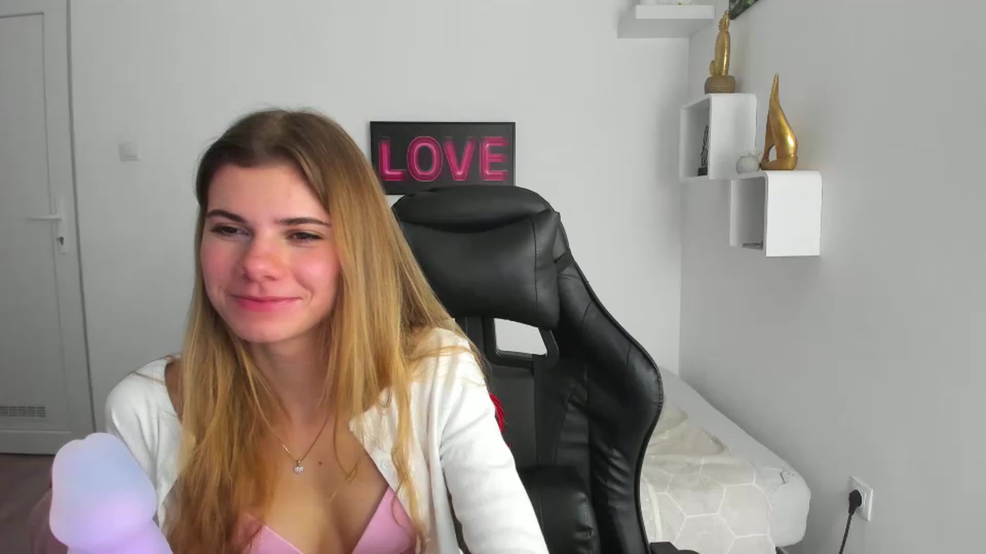 Gallery image thumbnail from RileyReid_18's myfreecams stream on, 12/05/2022, 22:51 image 16 of 20