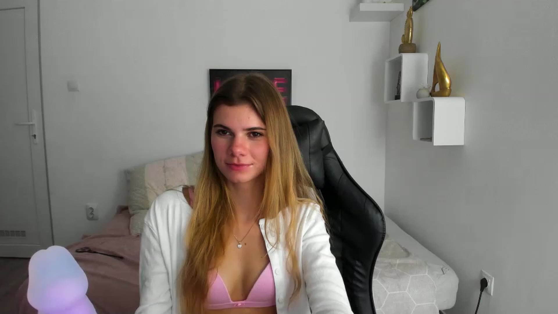 Gallery image thumbnail from RileyReid_18's myfreecams stream on, 12/05/2022, 22:51 image 14 of 20