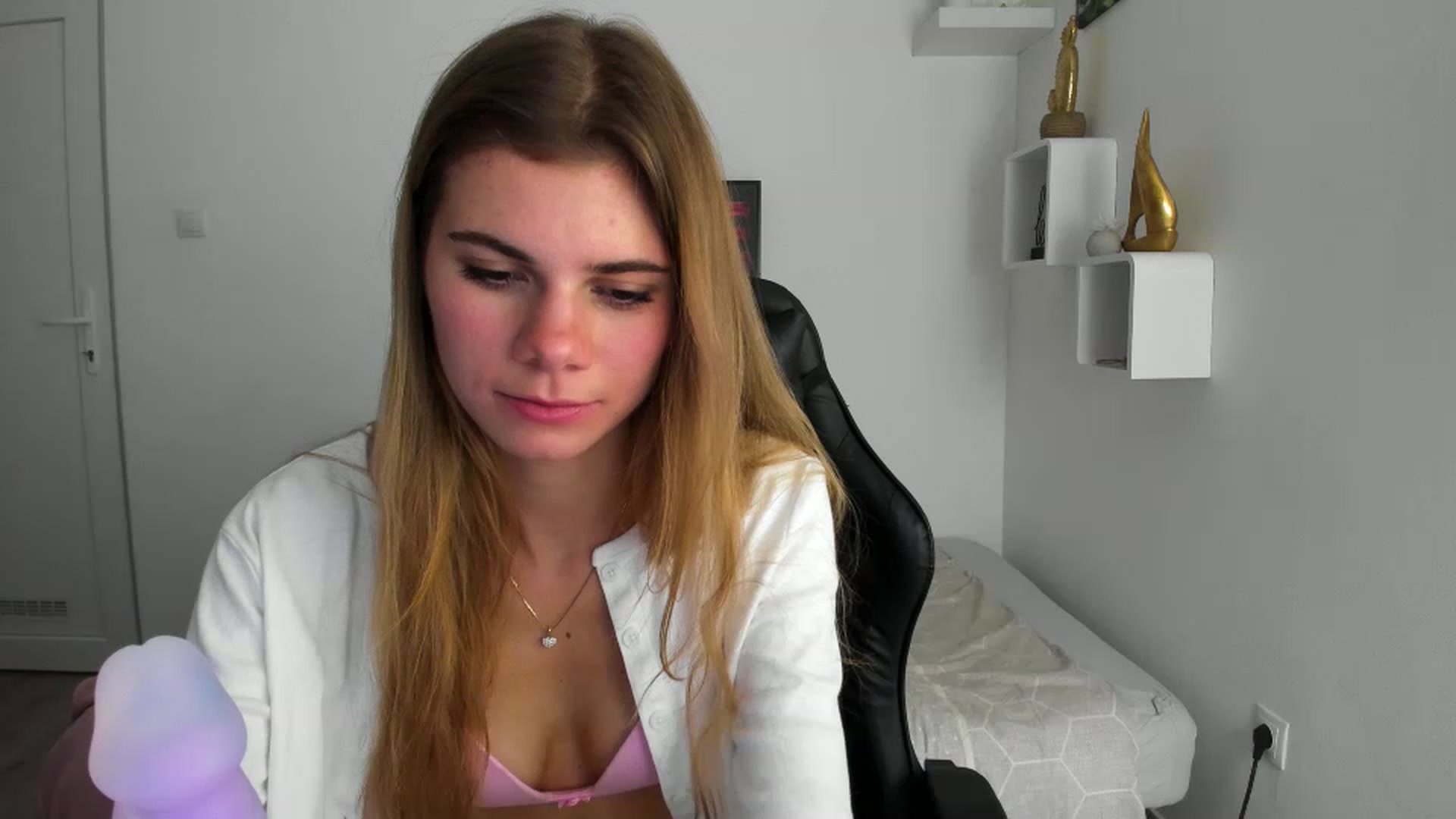 Gallery image thumbnail from RileyReid_18's myfreecams stream on, 12/05/2022, 22:51 image 11 of 20