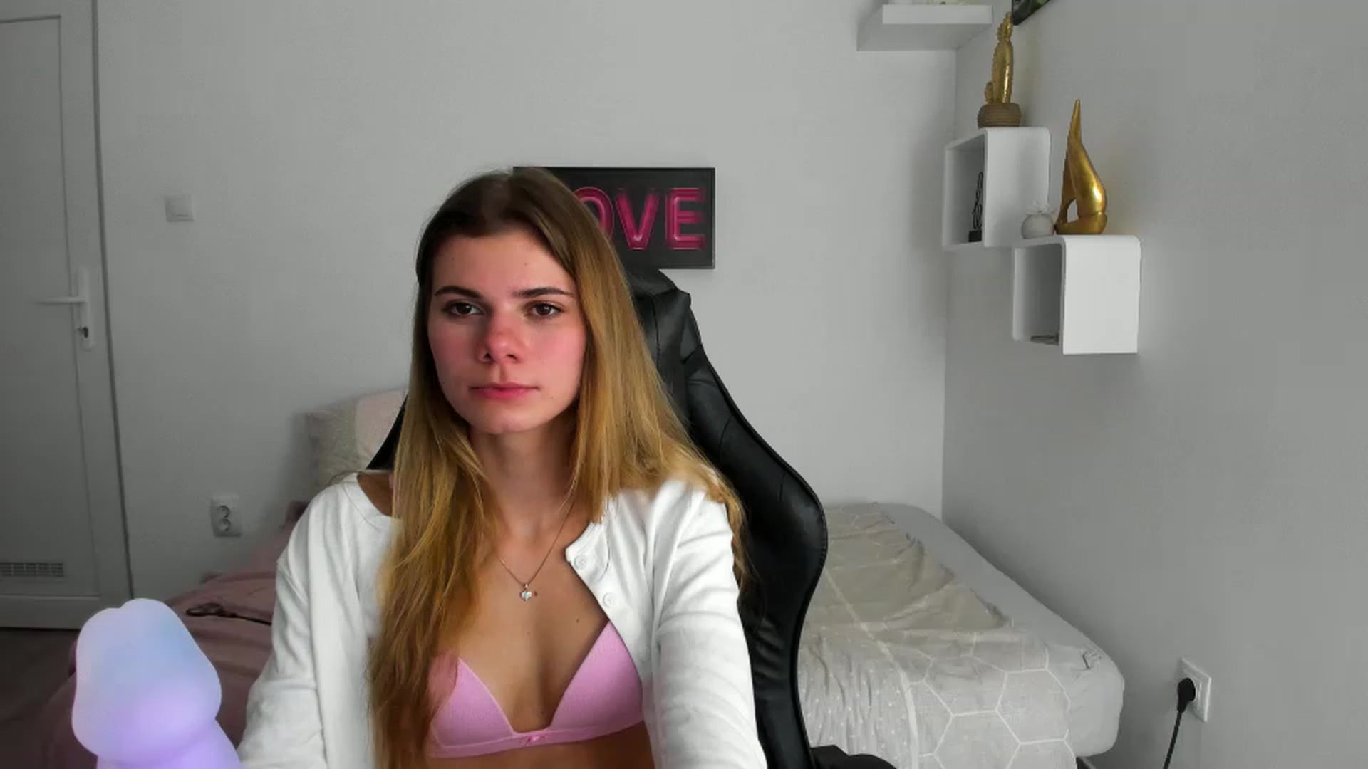 Gallery image thumbnail from RileyReid_18's myfreecams stream on, 12/05/2022, 22:51 image 3 of 20
