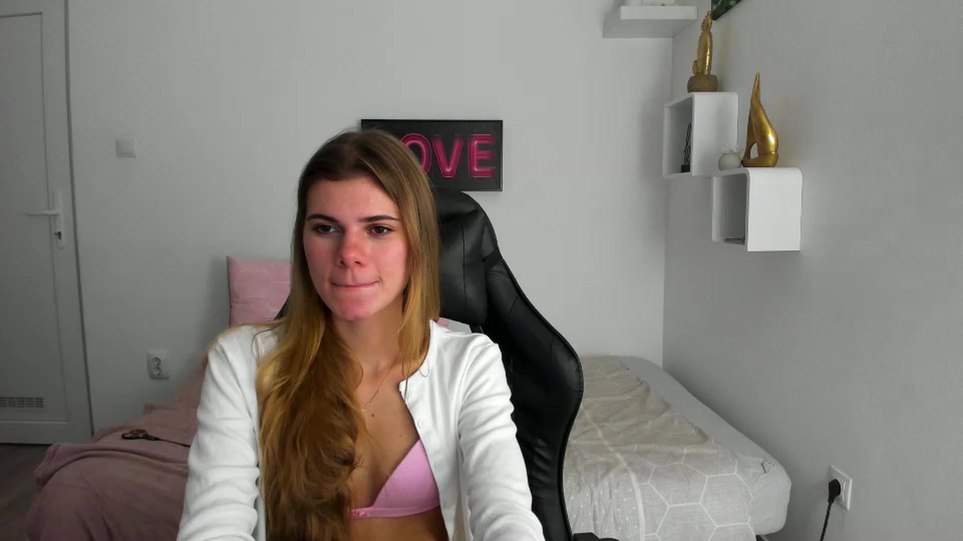 Gallery image thumbnail from RileyReid_18's myfreecams stream on, 12/06/2022, 24:05 image 2 of 20