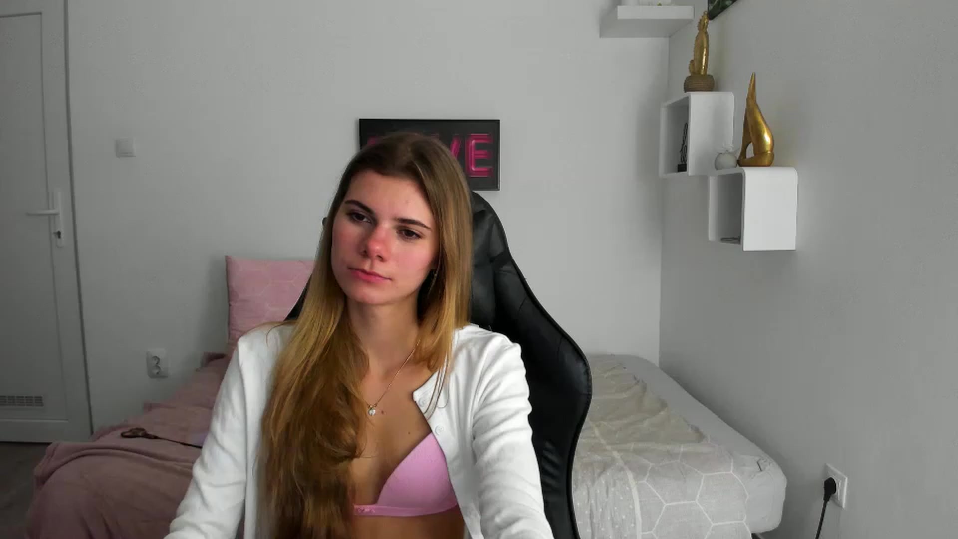 Gallery image thumbnail from RileyReid_18's myfreecams stream on, 12/06/2022, 24:05 image 6 of 20