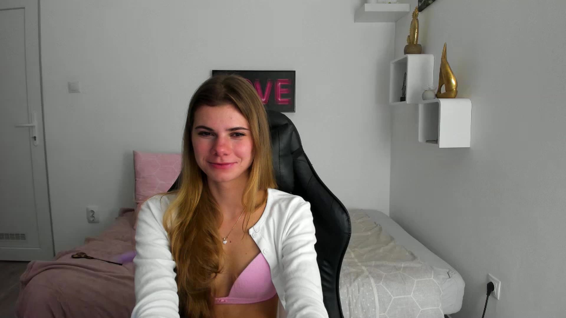 Gallery image thumbnail from RileyReid_18's myfreecams stream on, 12/06/2022, 24:05 image 5 of 20