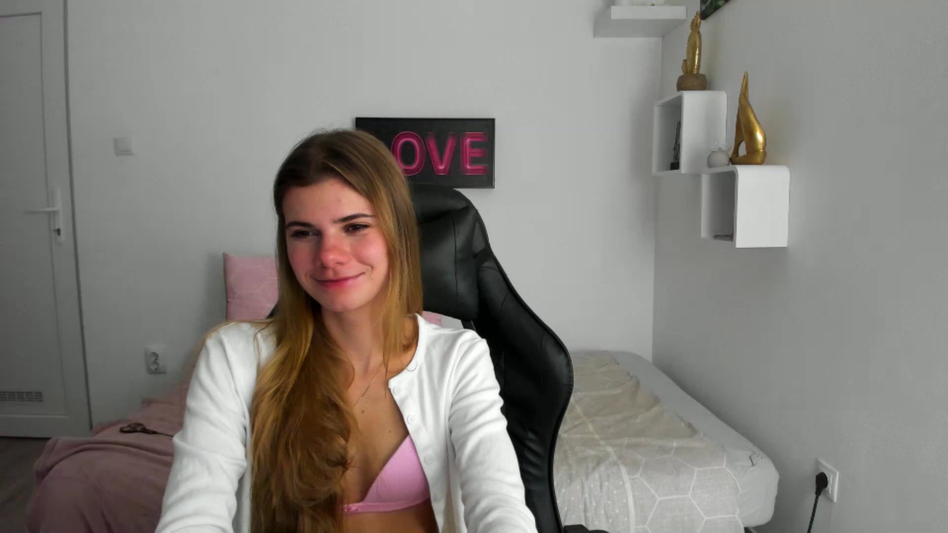 Gallery image thumbnail from RileyReid_18's myfreecams stream on, 12/06/2022, 24:05 image 3 of 20