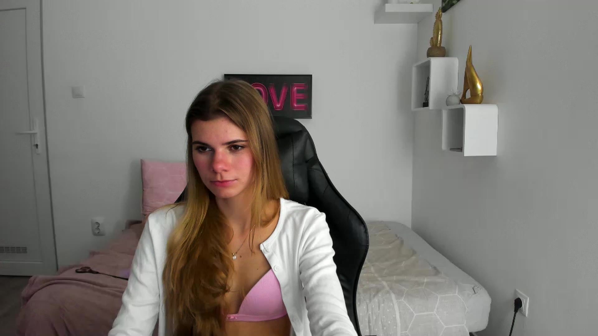 Gallery image thumbnail from RileyReid_18's myfreecams stream on, 12/06/2022, 24:05 image 7 of 20