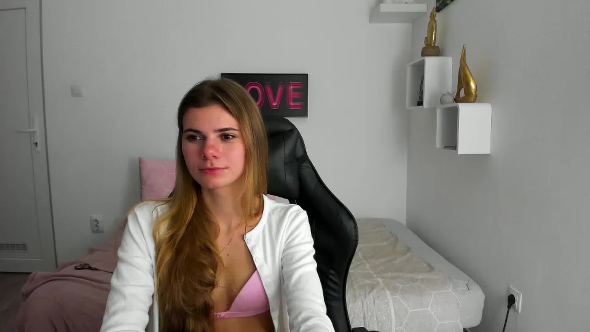 Gallery image thumbnail from RileyReid_18's myfreecams stream on, 12/06/2022, 24:05 image 1 of 20