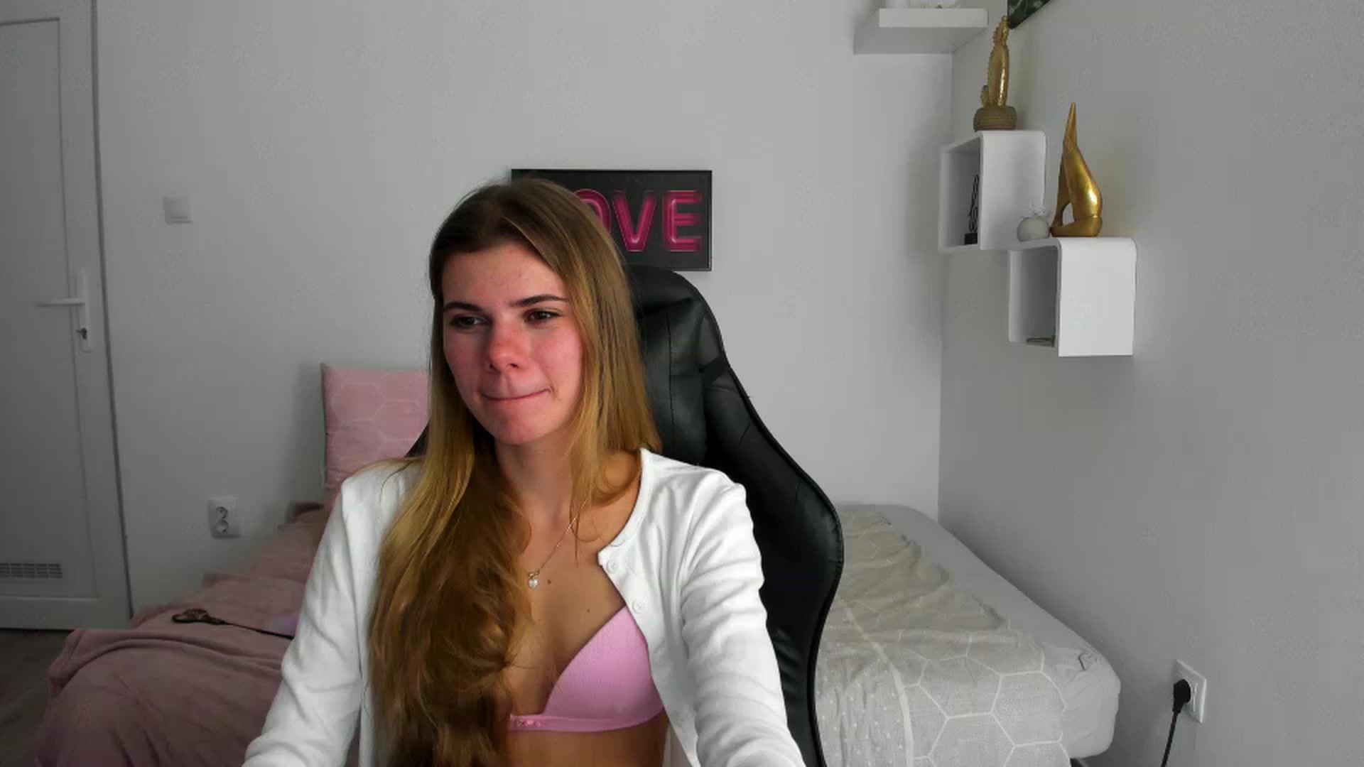 Gallery image thumbnail from RileyReid_18's myfreecams stream on, 12/06/2022, 24:05 image 4 of 20