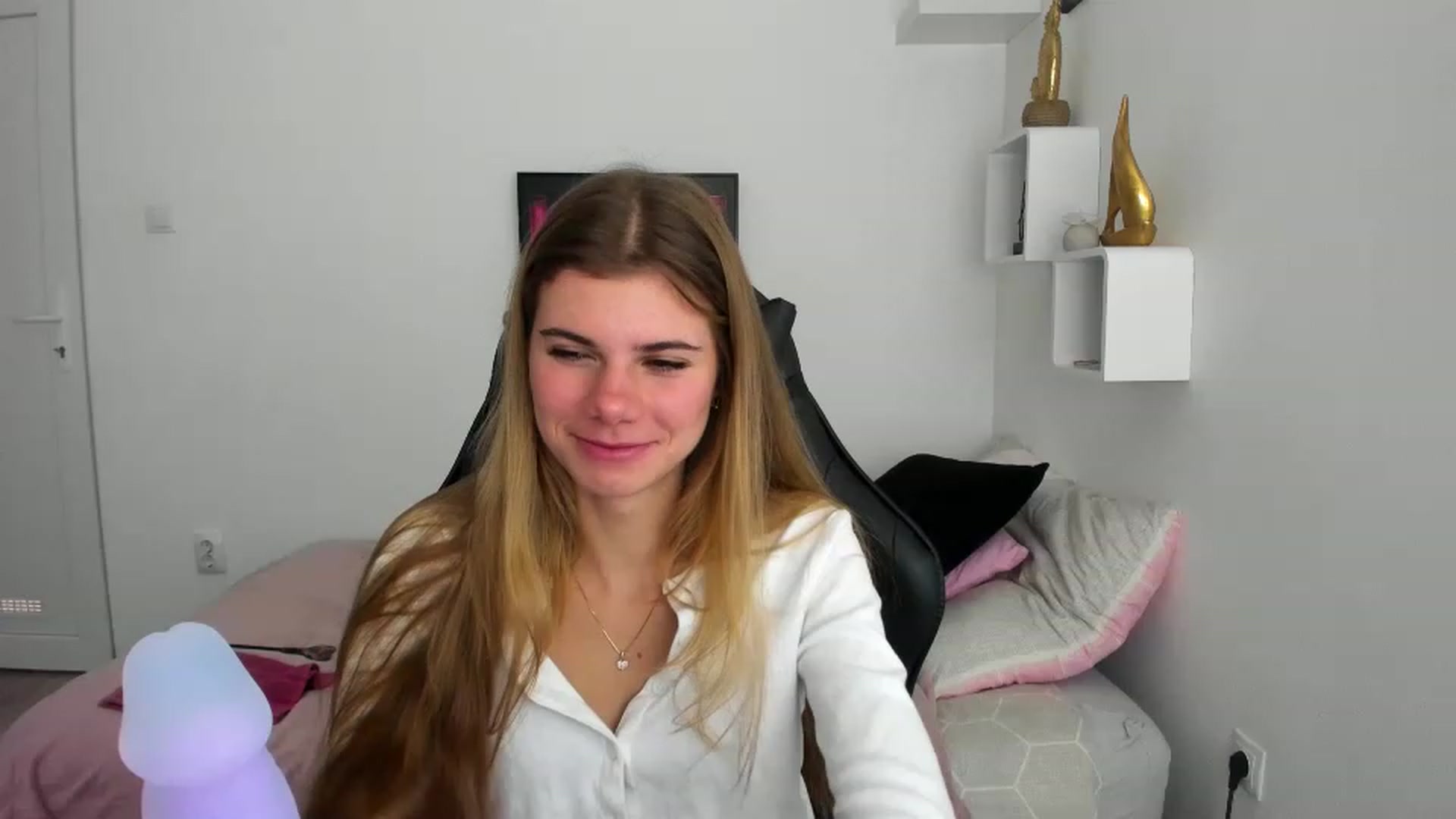 Gallery image thumbnail from RileyReid_18's myfreecams stream on, 12/06/2022, 13:49 image 10 of 20