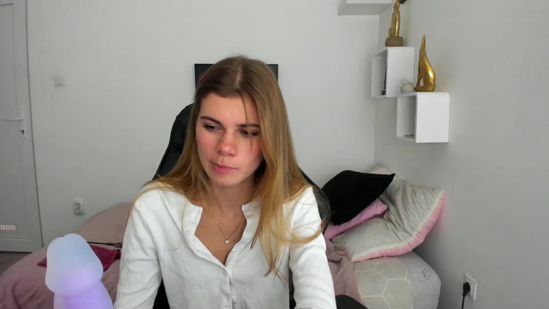 Gallery image thumbnail from RileyReid_18's myfreecams stream on, 12/06/2022, 13:49 image 2 of 20