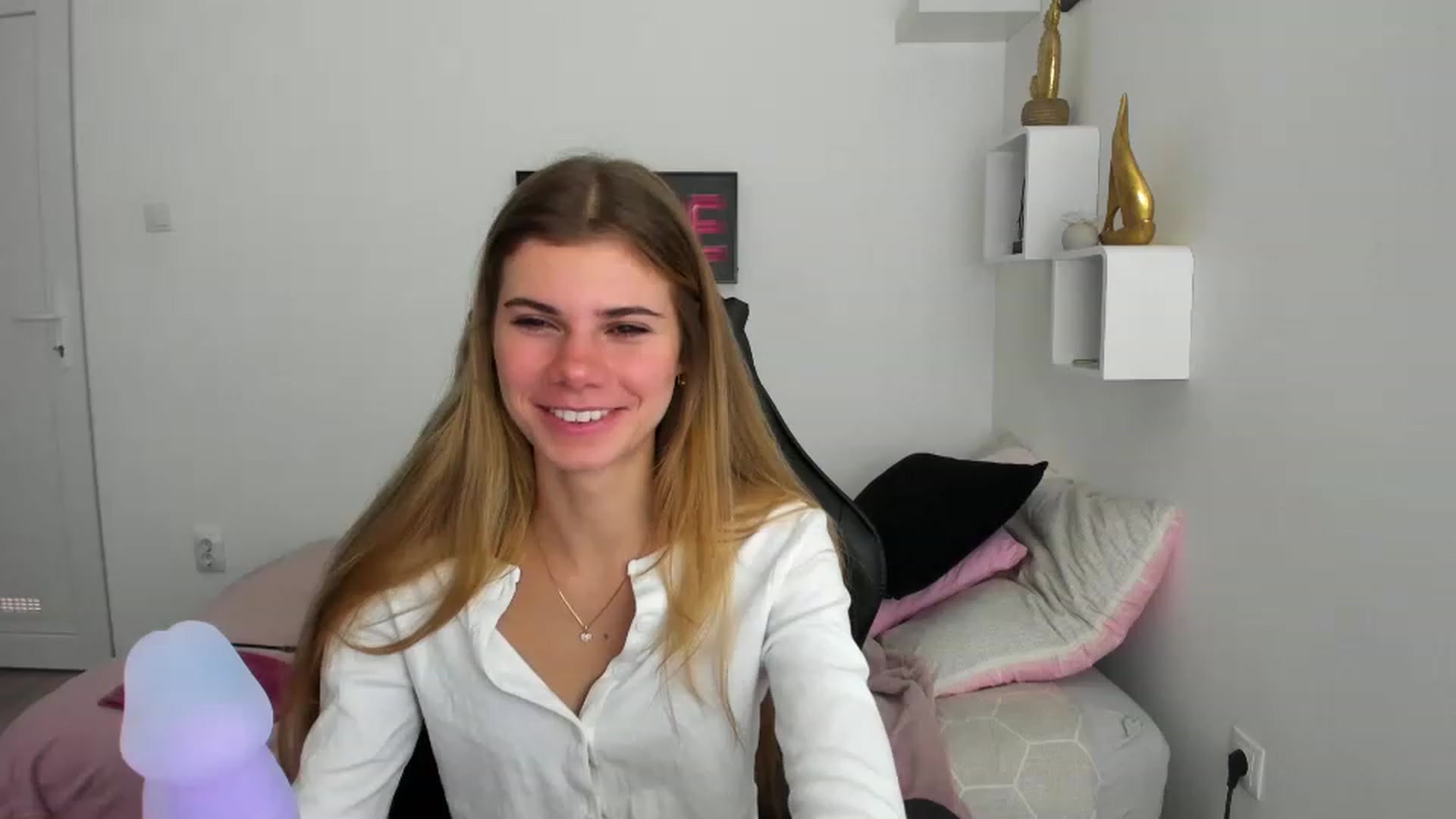 Gallery image thumbnail from RileyReid_18's myfreecams stream on, 12/06/2022, 13:49 image 5 of 20