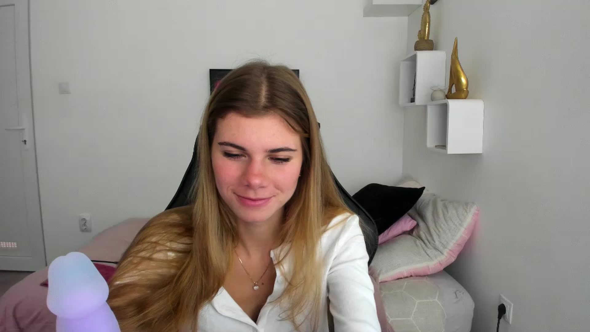 Gallery image thumbnail from RileyReid_18's myfreecams stream on, 12/06/2022, 13:49 image 9 of 20