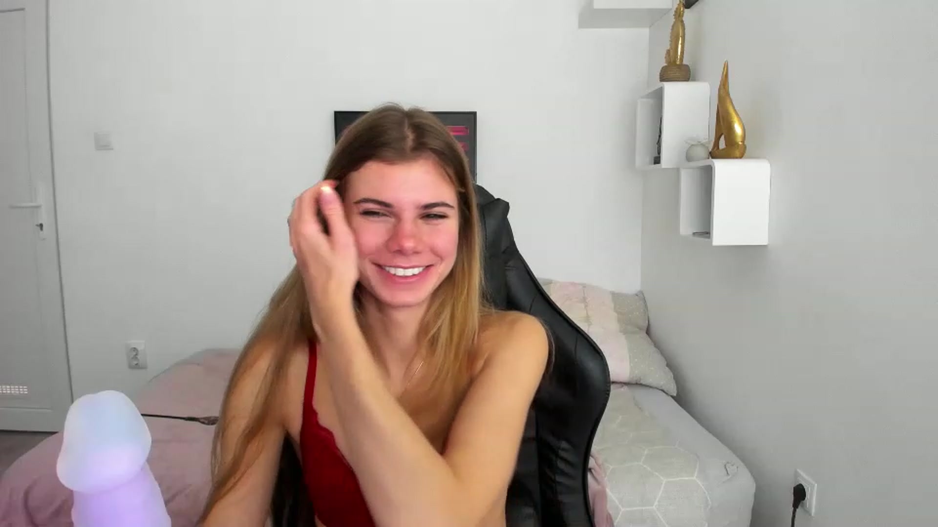 Gallery image thumbnail from RileyReid_18's myfreecams stream on, 12/06/2022, 15:35 image 14 of 20