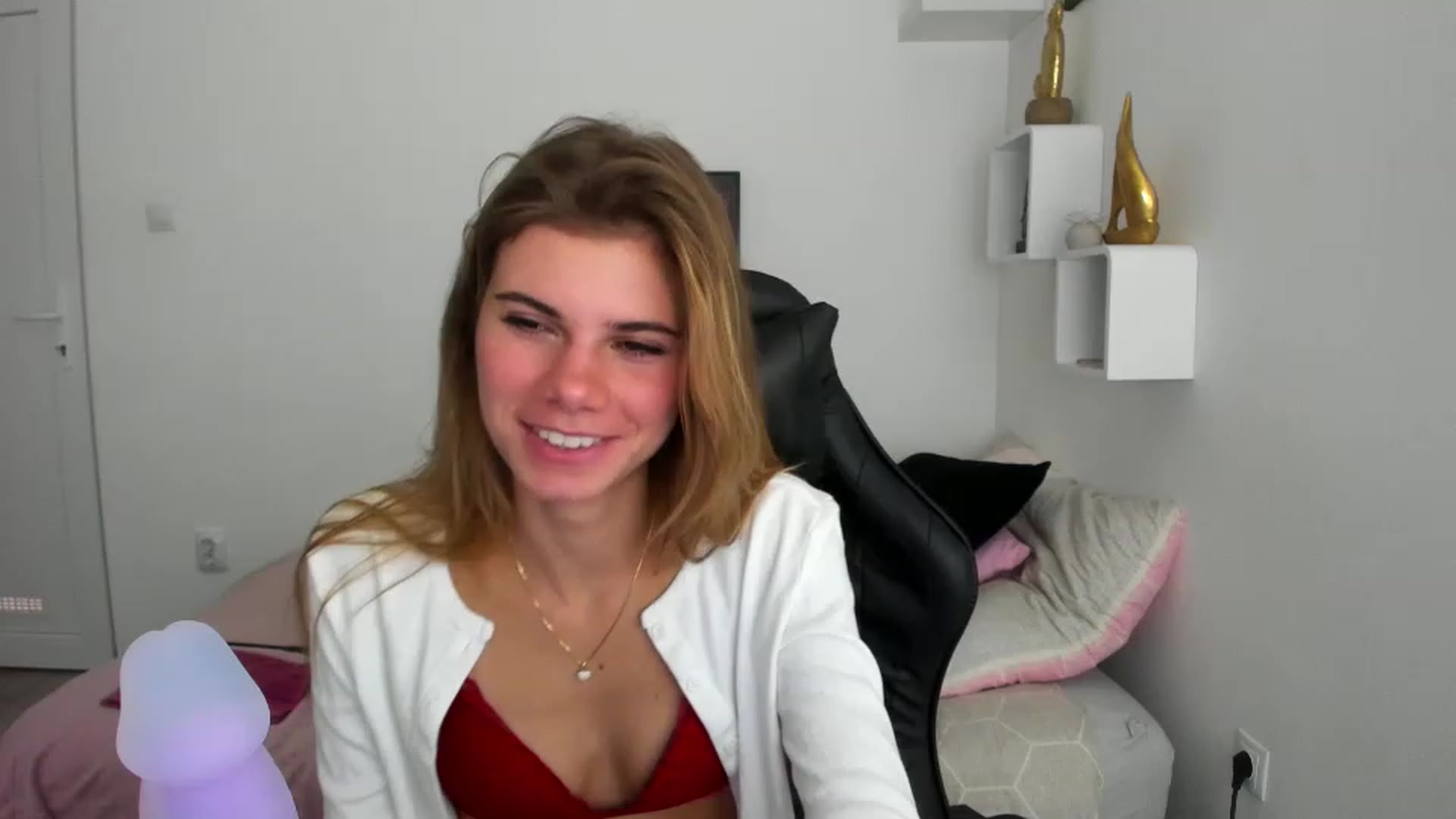 Gallery image thumbnail from RileyReid_18's myfreecams stream on, 12/06/2022, 15:35 image 2 of 20