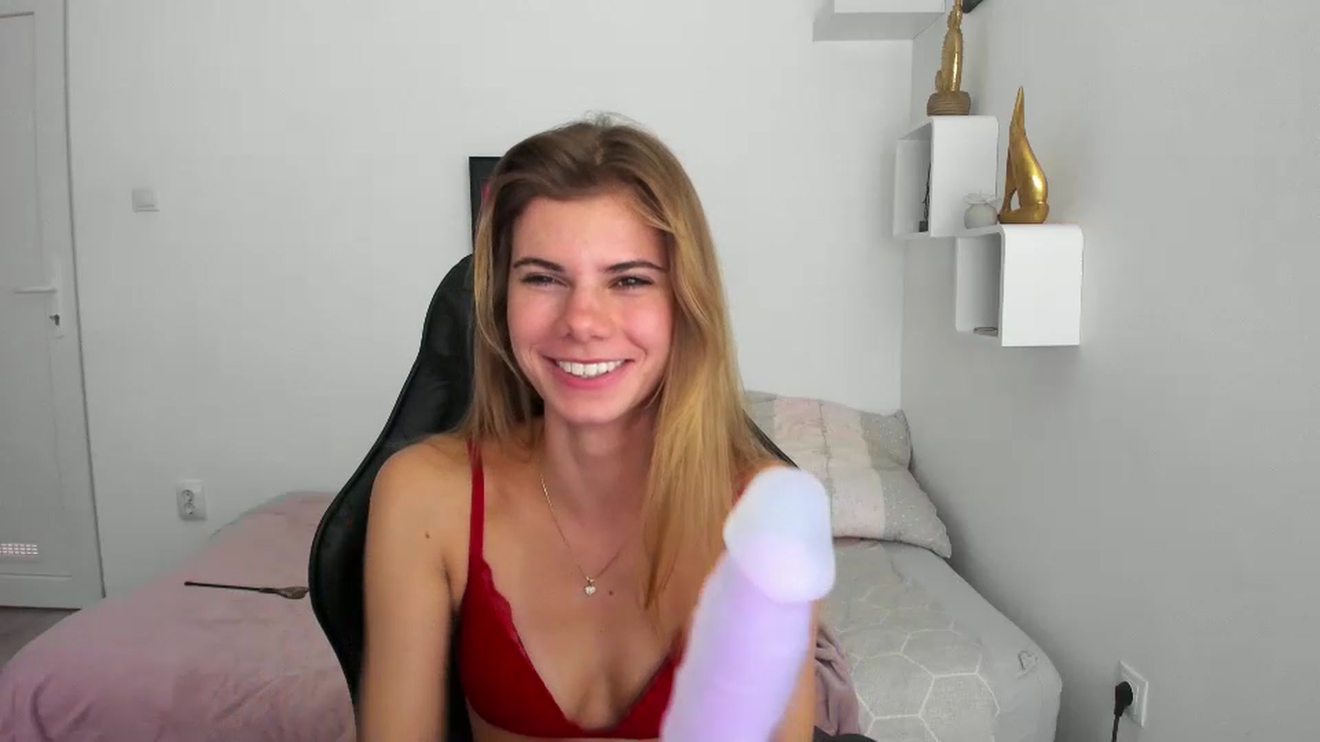 Gallery image thumbnail from RileyReid_18's myfreecams stream on, 12/06/2022, 16:14 image 15 of 20