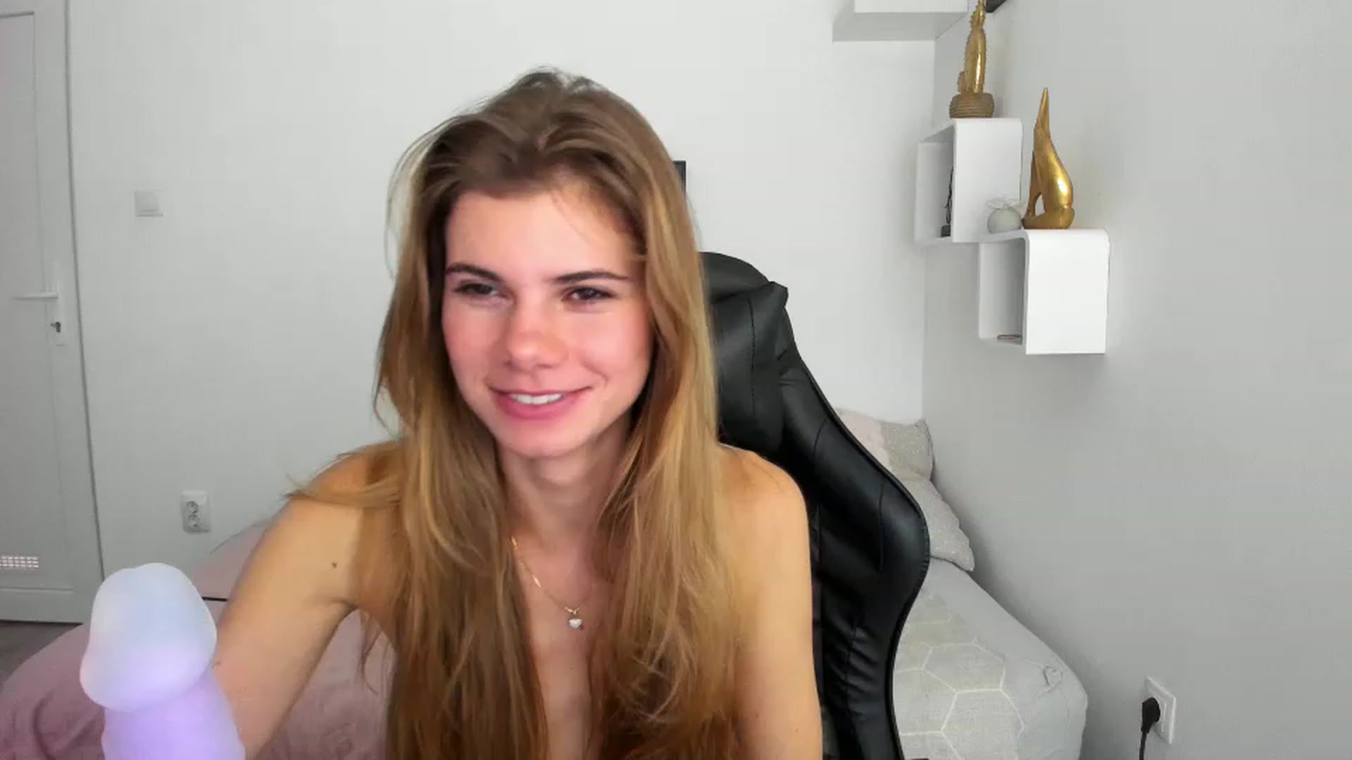Gallery image thumbnail from RileyReid_18's myfreecams stream on, 12/06/2022, 16:14 image 1 of 20