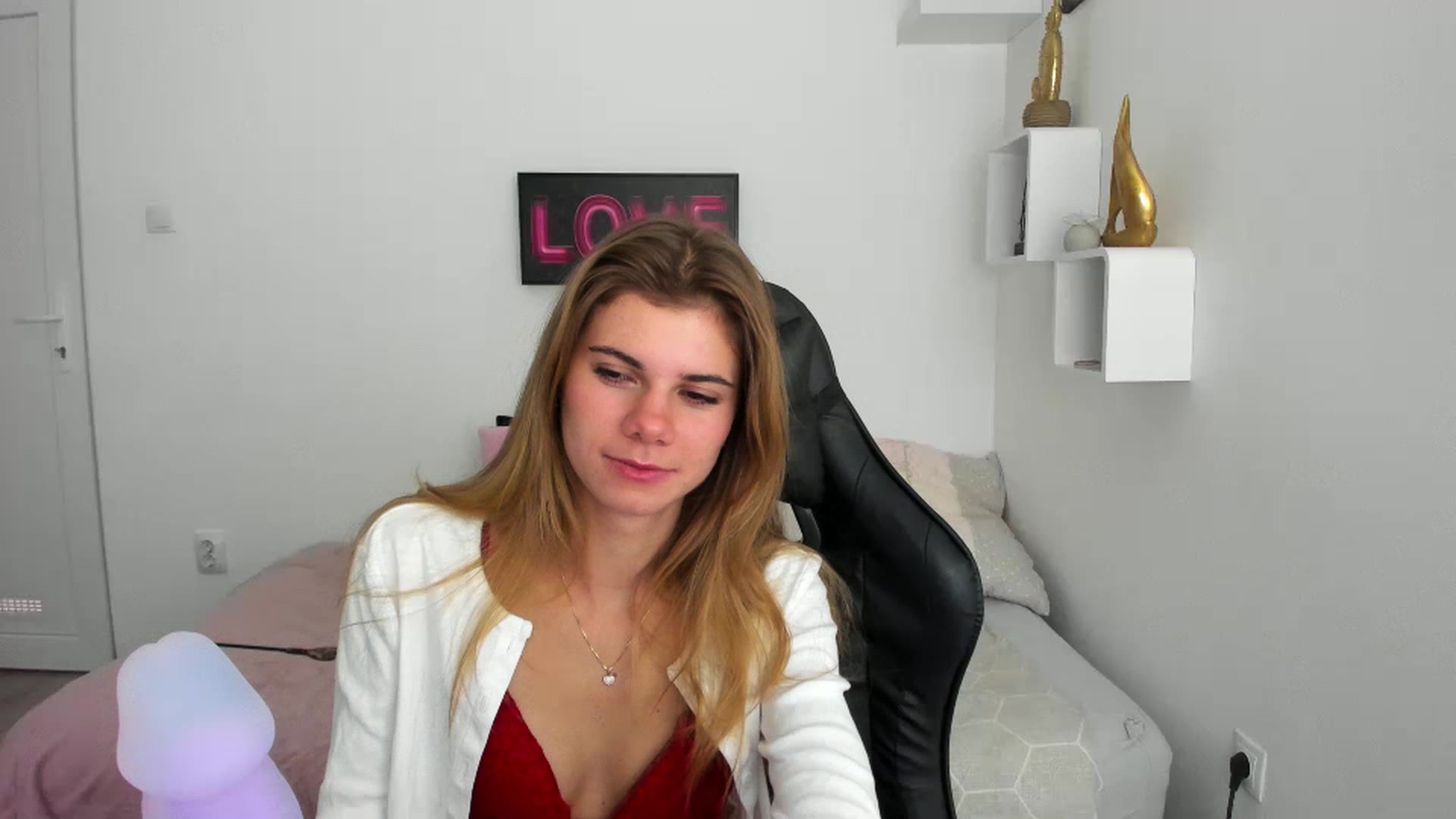 Gallery image thumbnail from RileyReid_18's myfreecams stream on, 12/06/2022, 16:50 image 17 of 20