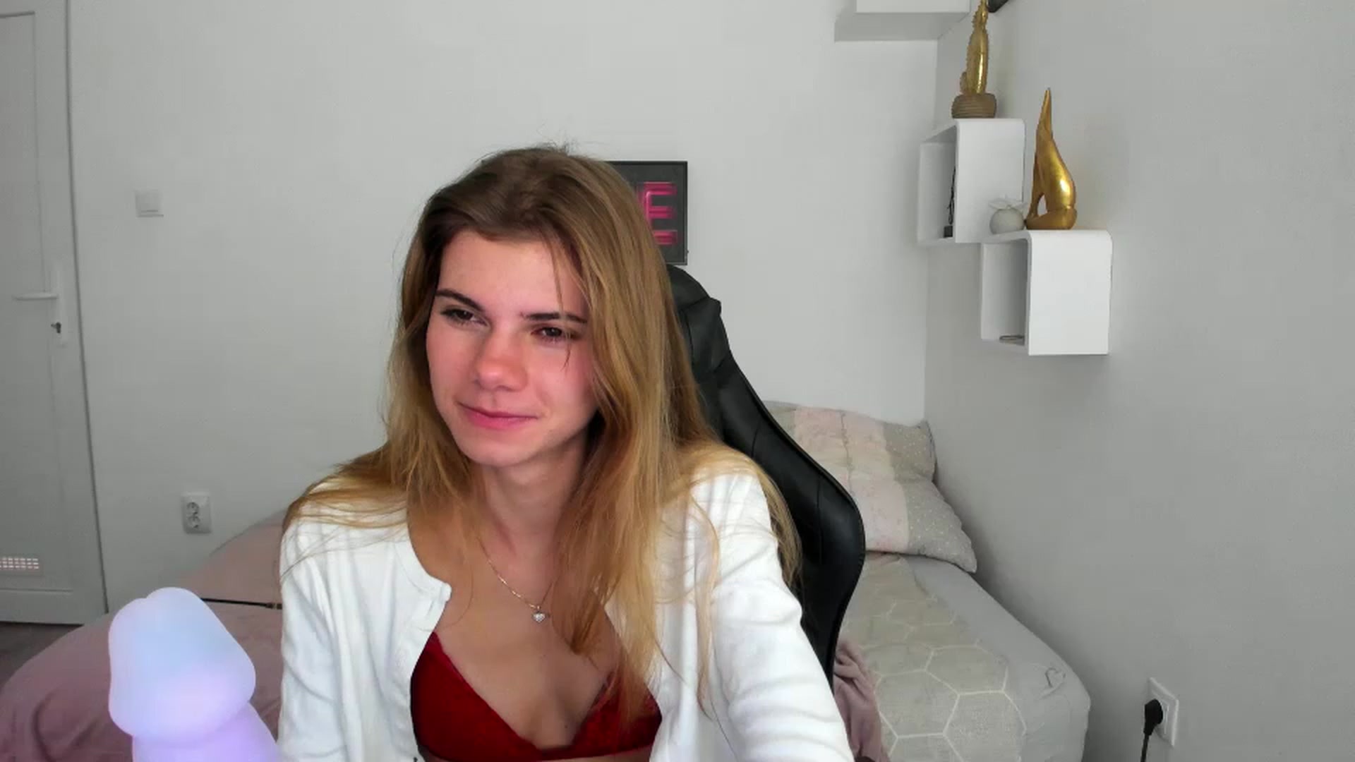 Gallery image thumbnail from RileyReid_18's myfreecams stream on, 12/06/2022, 16:50 image 12 of 20