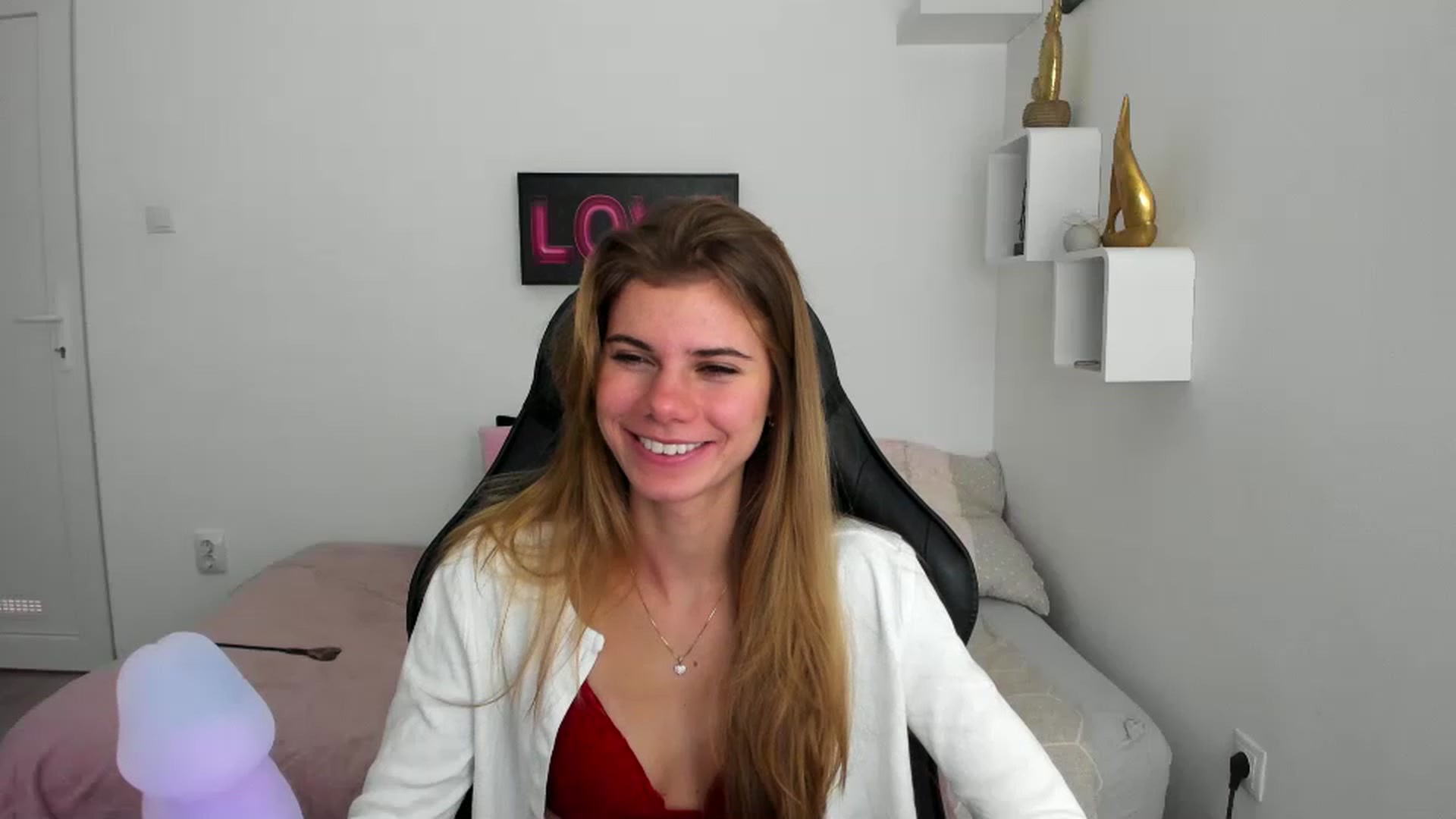Gallery image thumbnail from RileyReid_18's myfreecams stream on, 12/06/2022, 16:50 image 6 of 20