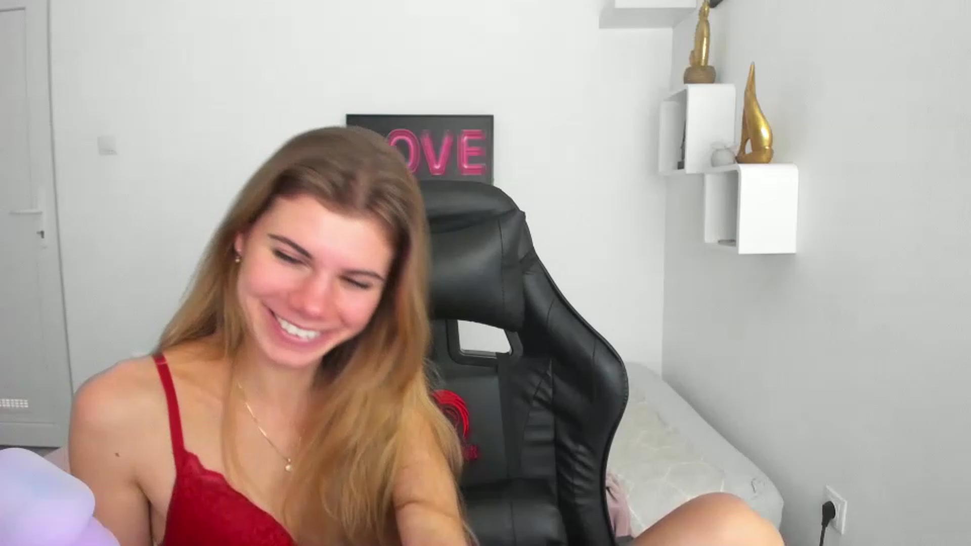 Gallery image thumbnail from RileyReid_18's myfreecams stream on, 12/06/2022, 18:14 image 7 of 20