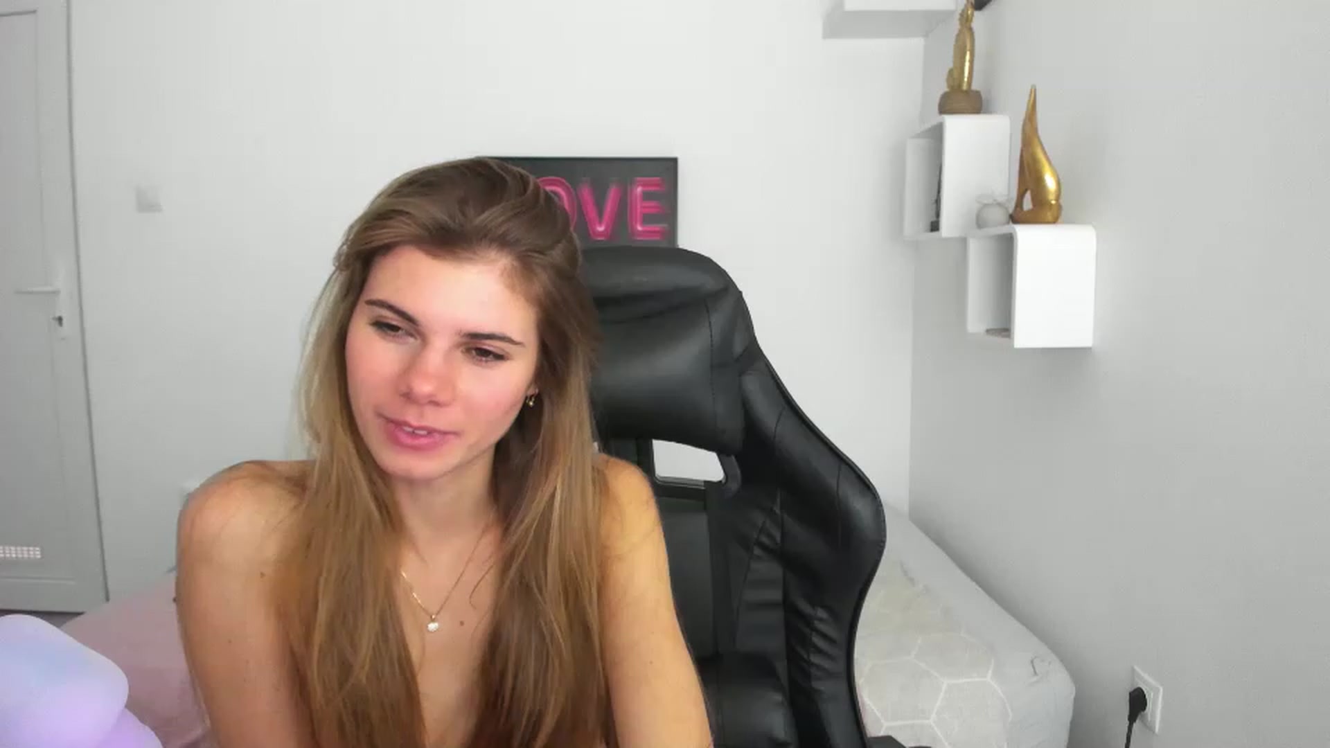 Gallery image thumbnail from RileyReid_18's myfreecams stream on, 12/06/2022, 18:14 image 15 of 20